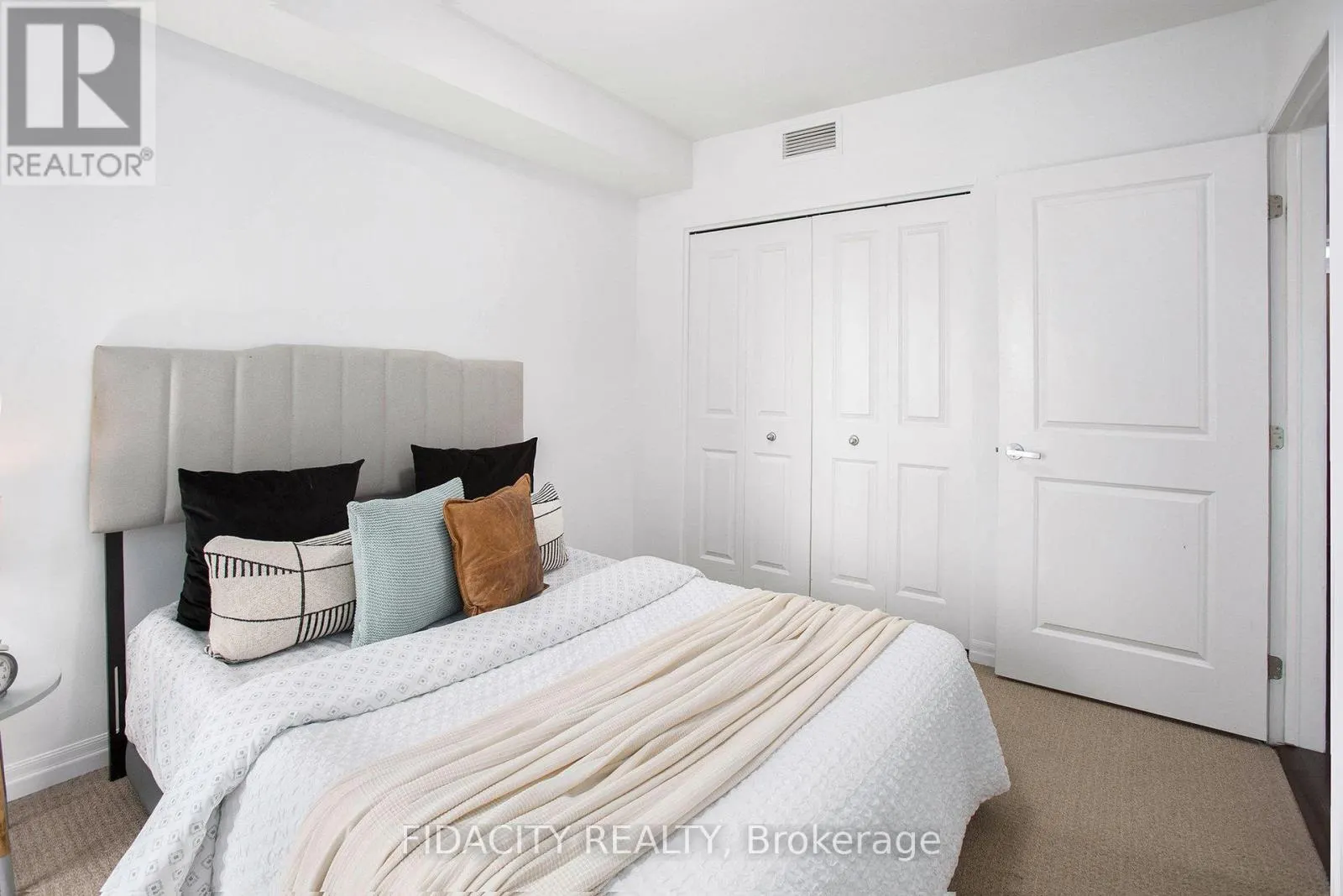1105 - 242 RIDEAU STREET