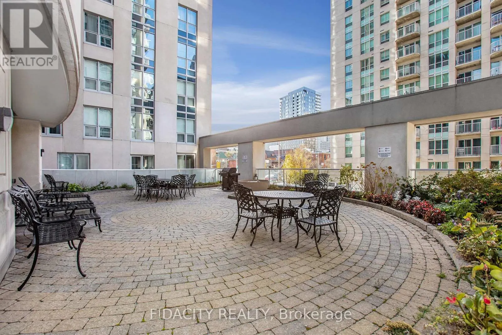 1105 - 242 RIDEAU STREET