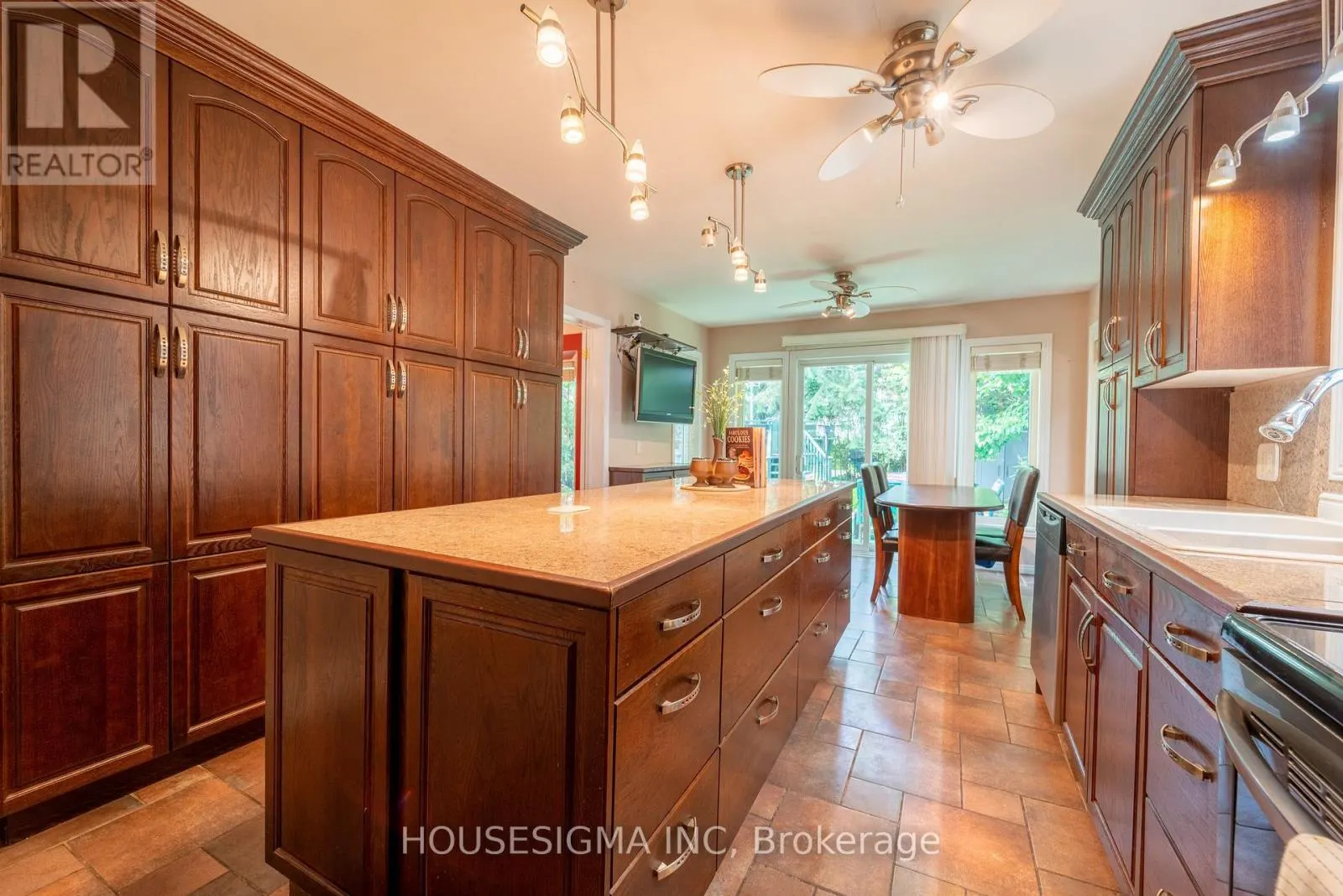 566 FALWYN CRESCENT