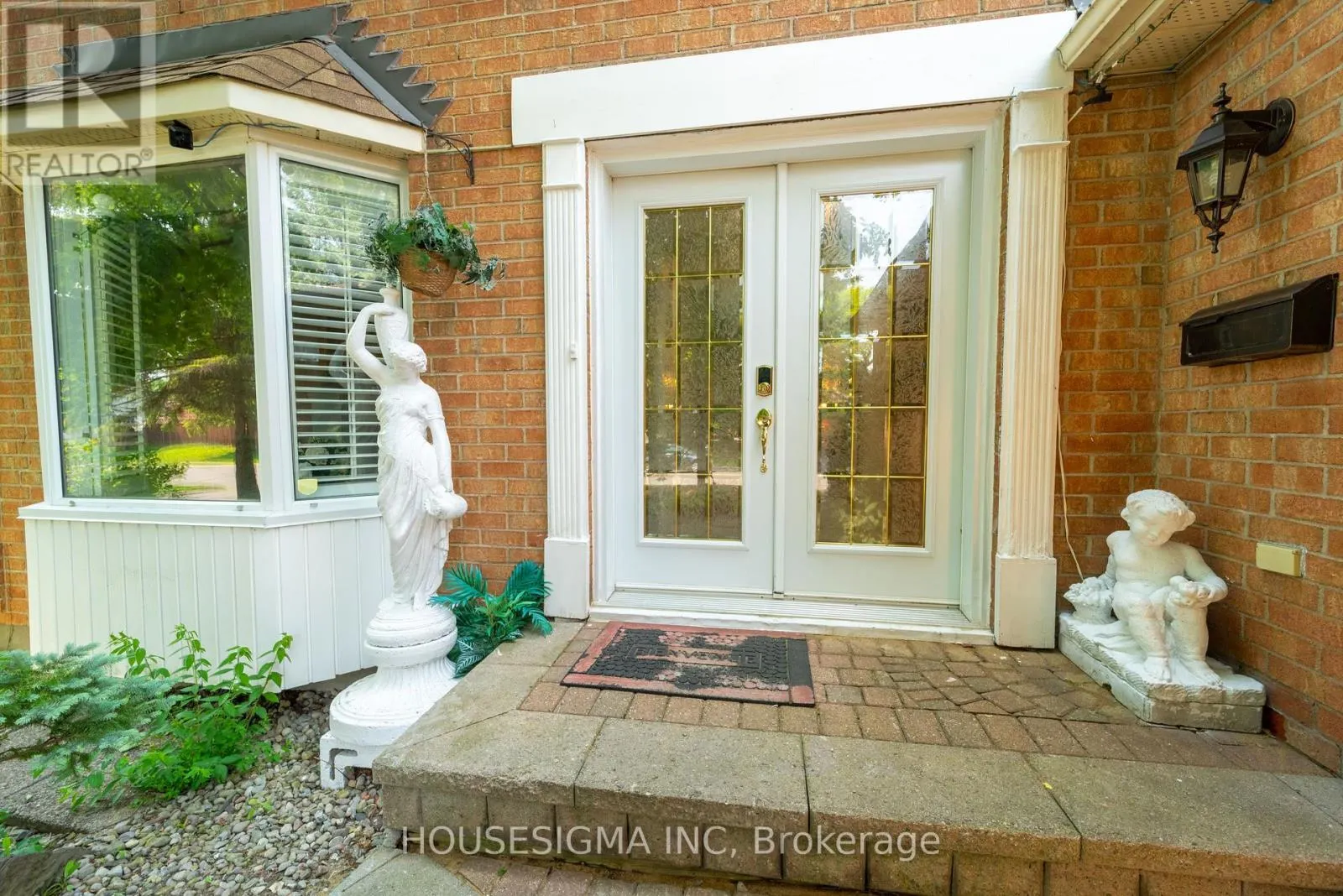 566 FALWYN CRESCENT