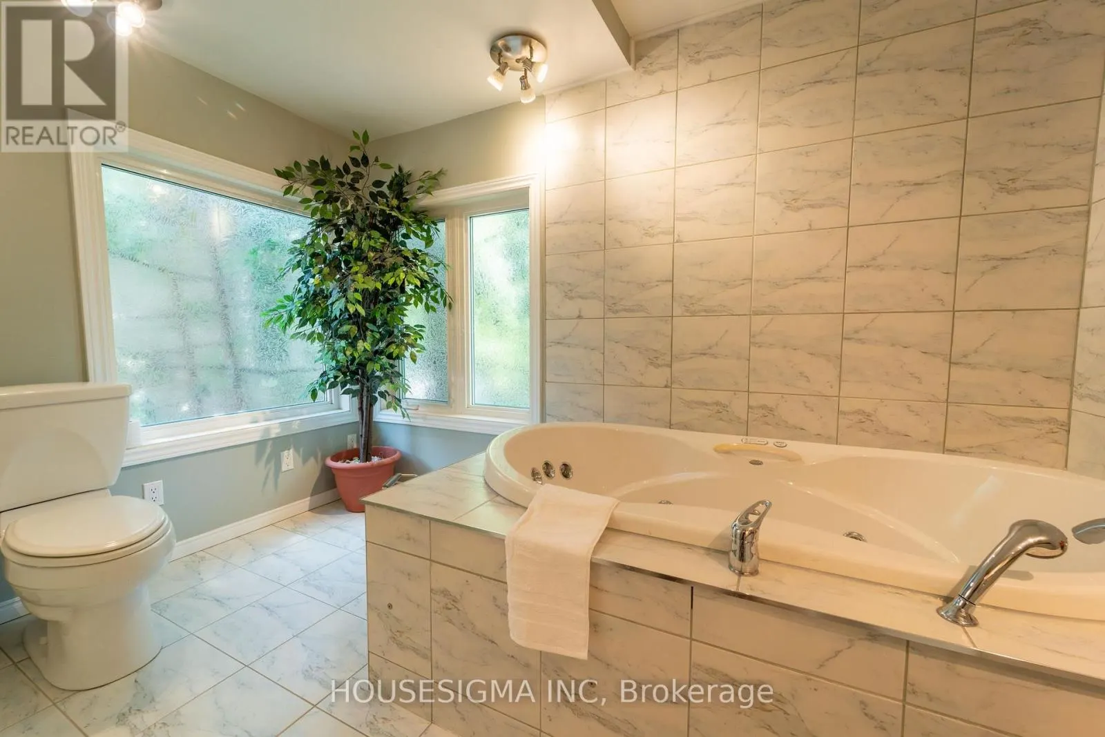 566 FALWYN CRESCENT