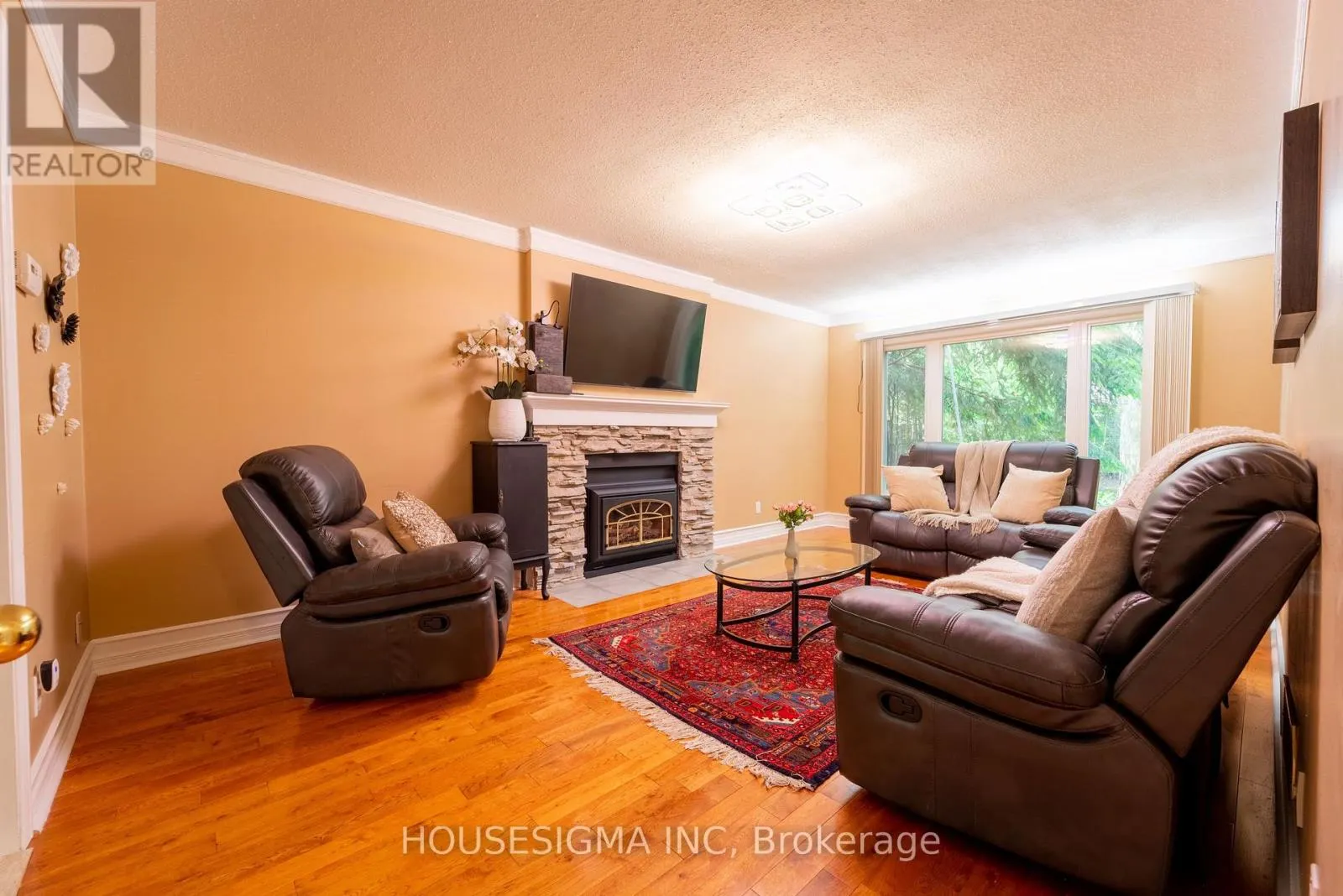 566 FALWYN CRESCENT
