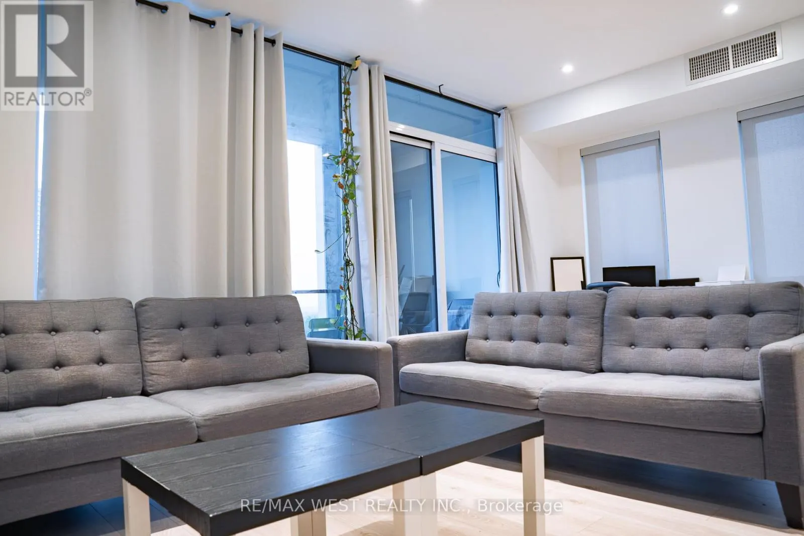 812 - 741 KING STREET W