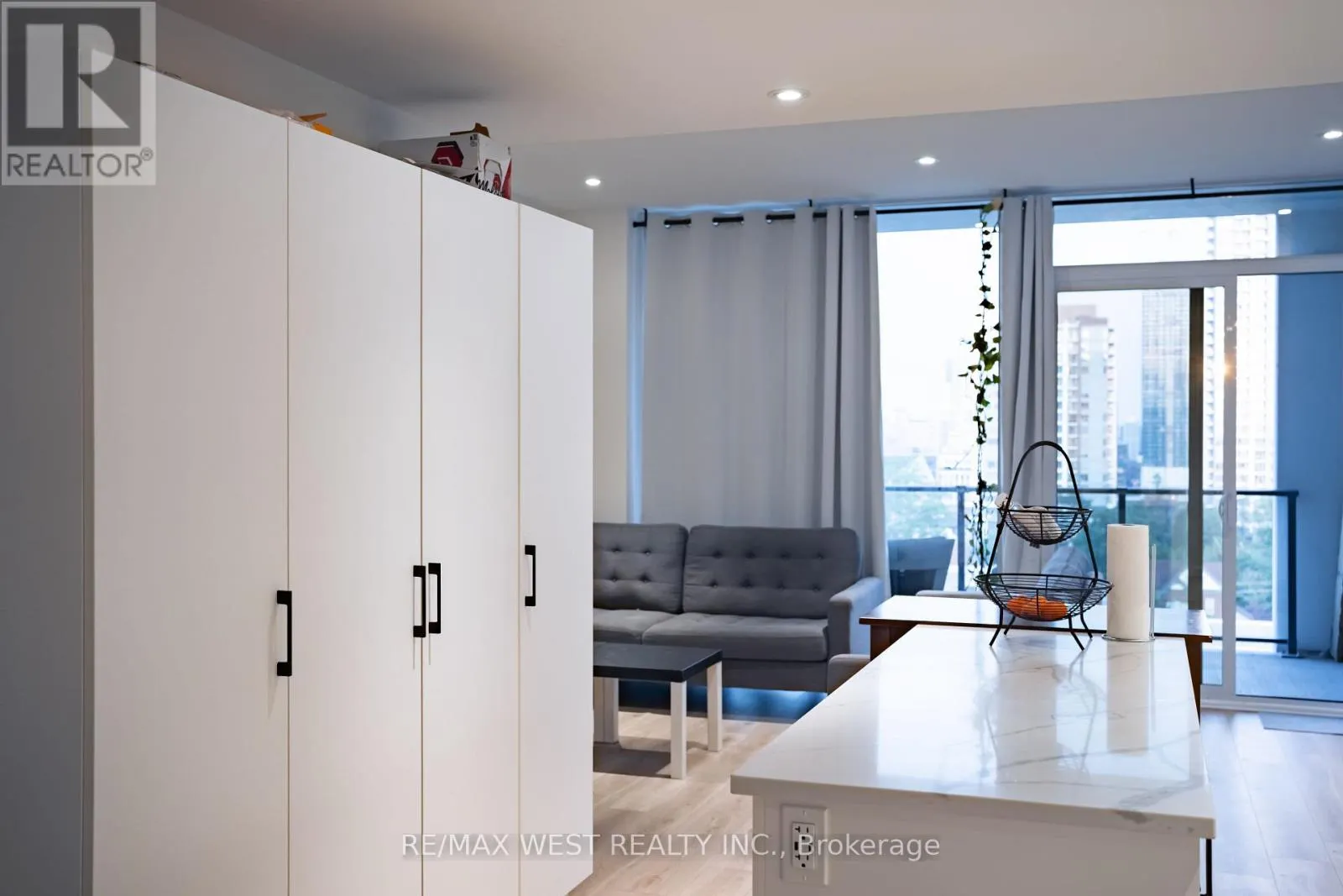 812 - 741 KING STREET W