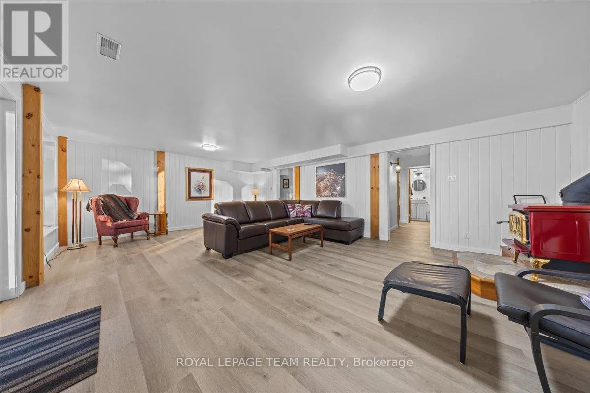 884 ANDERSON ROAD N