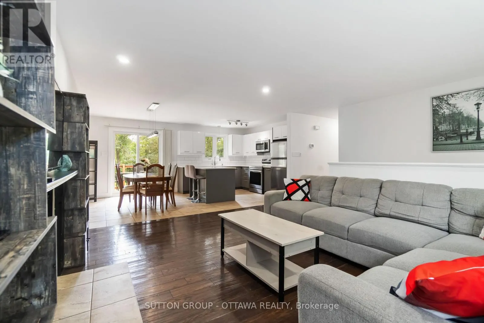 220 AGATHE STREET