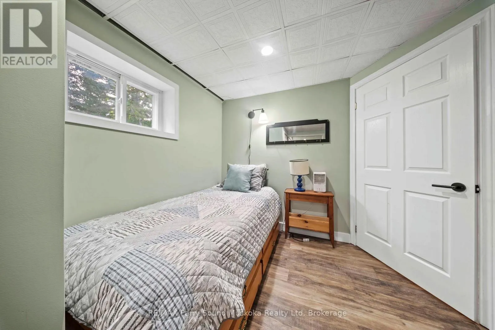 16 GOLDEN HORSESHOE LANE