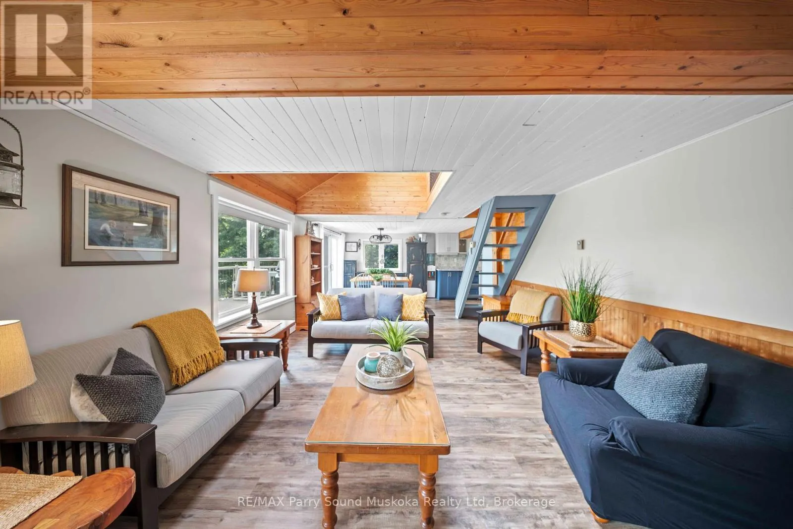 16 GOLDEN HORSESHOE LANE
