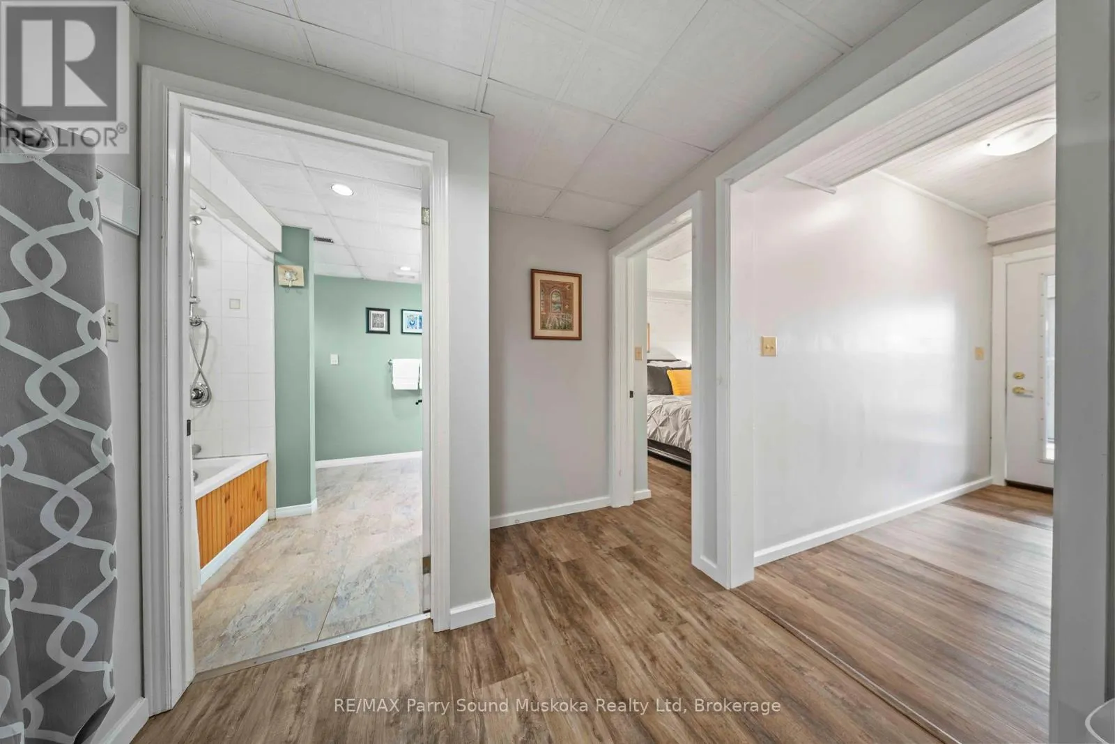 16 GOLDEN HORSESHOE LANE