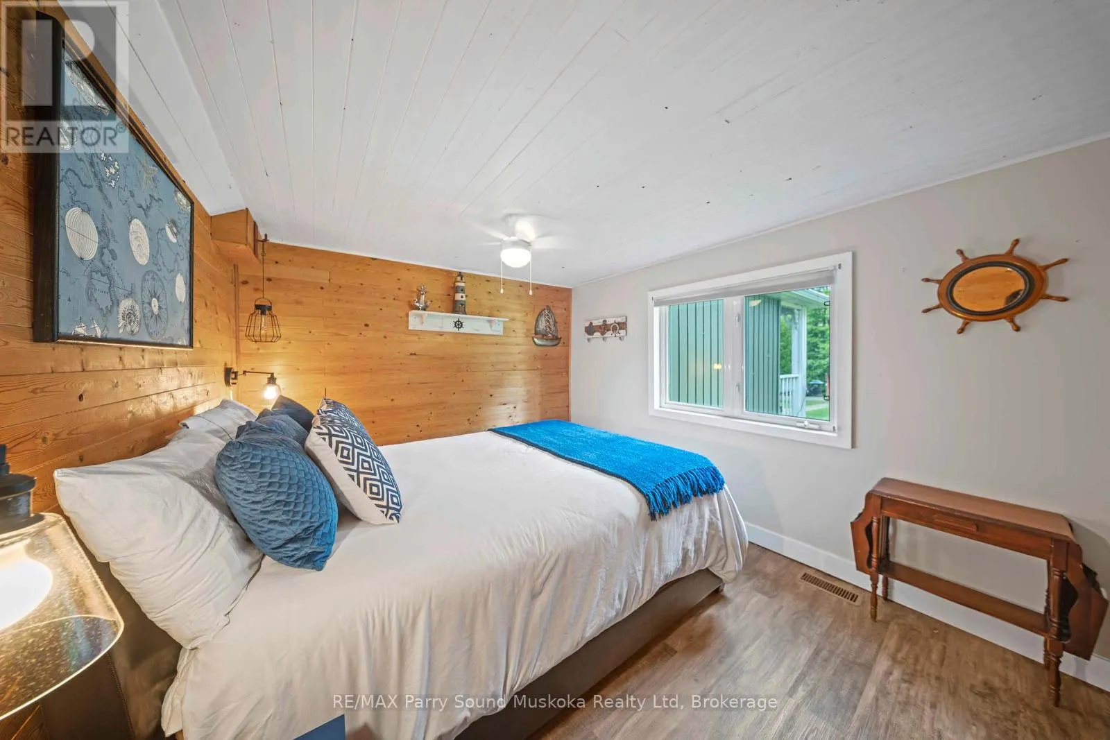 16 GOLDEN HORSESHOE LANE