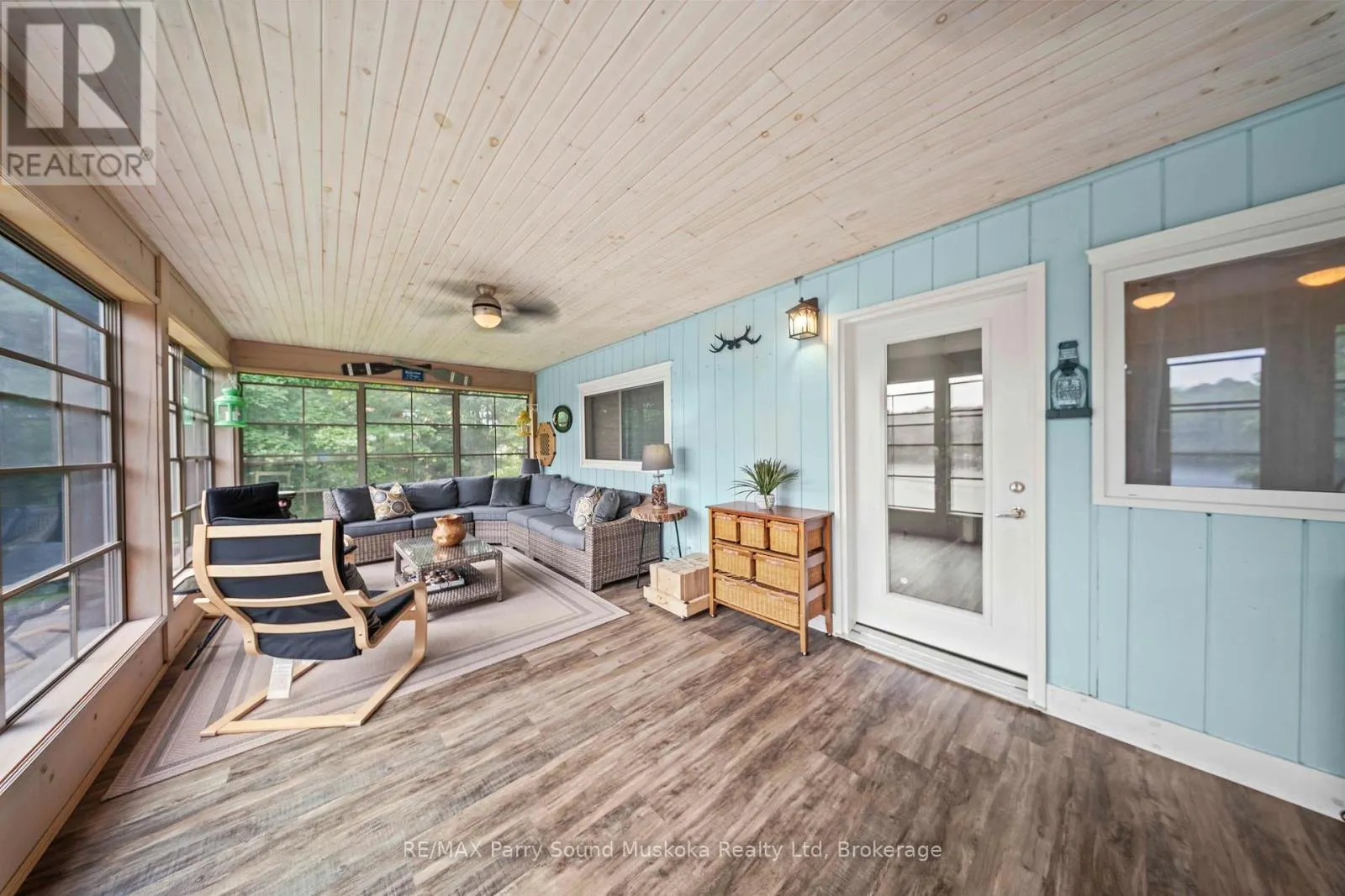 16 GOLDEN HORSESHOE LANE