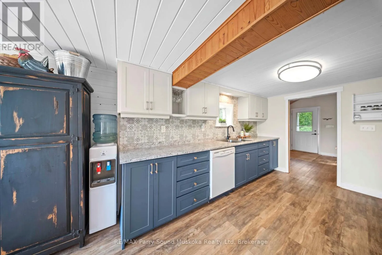 16 GOLDEN HORSESHOE LANE