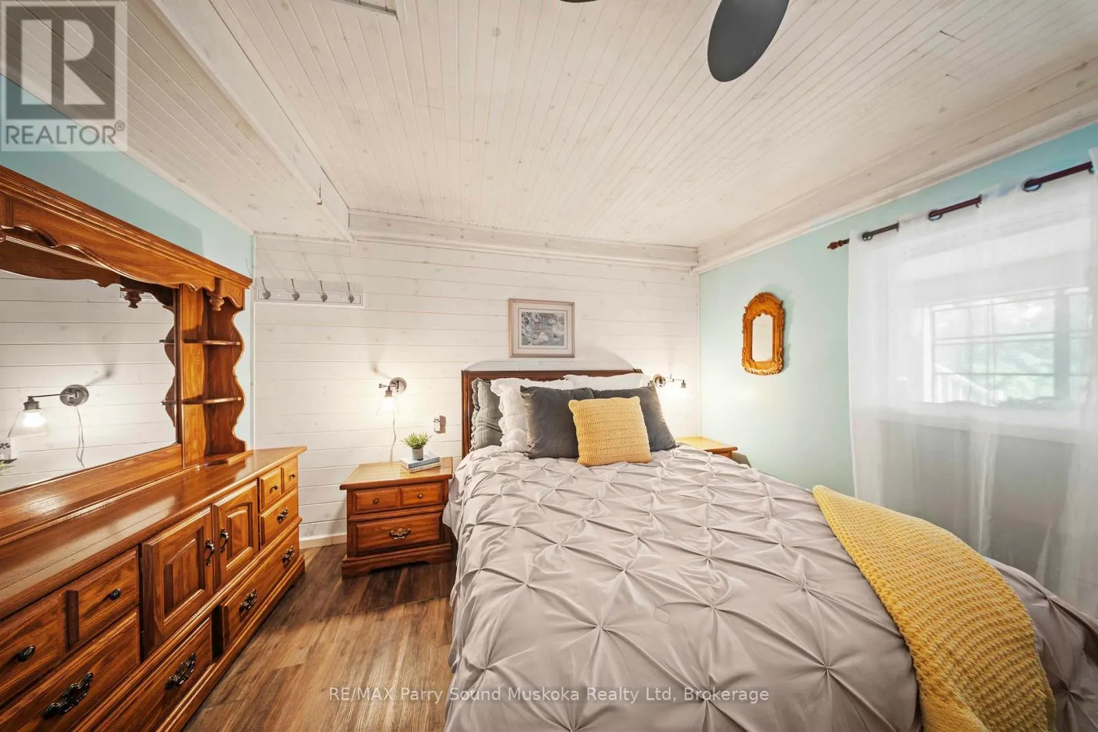 16 GOLDEN HORSESHOE LANE