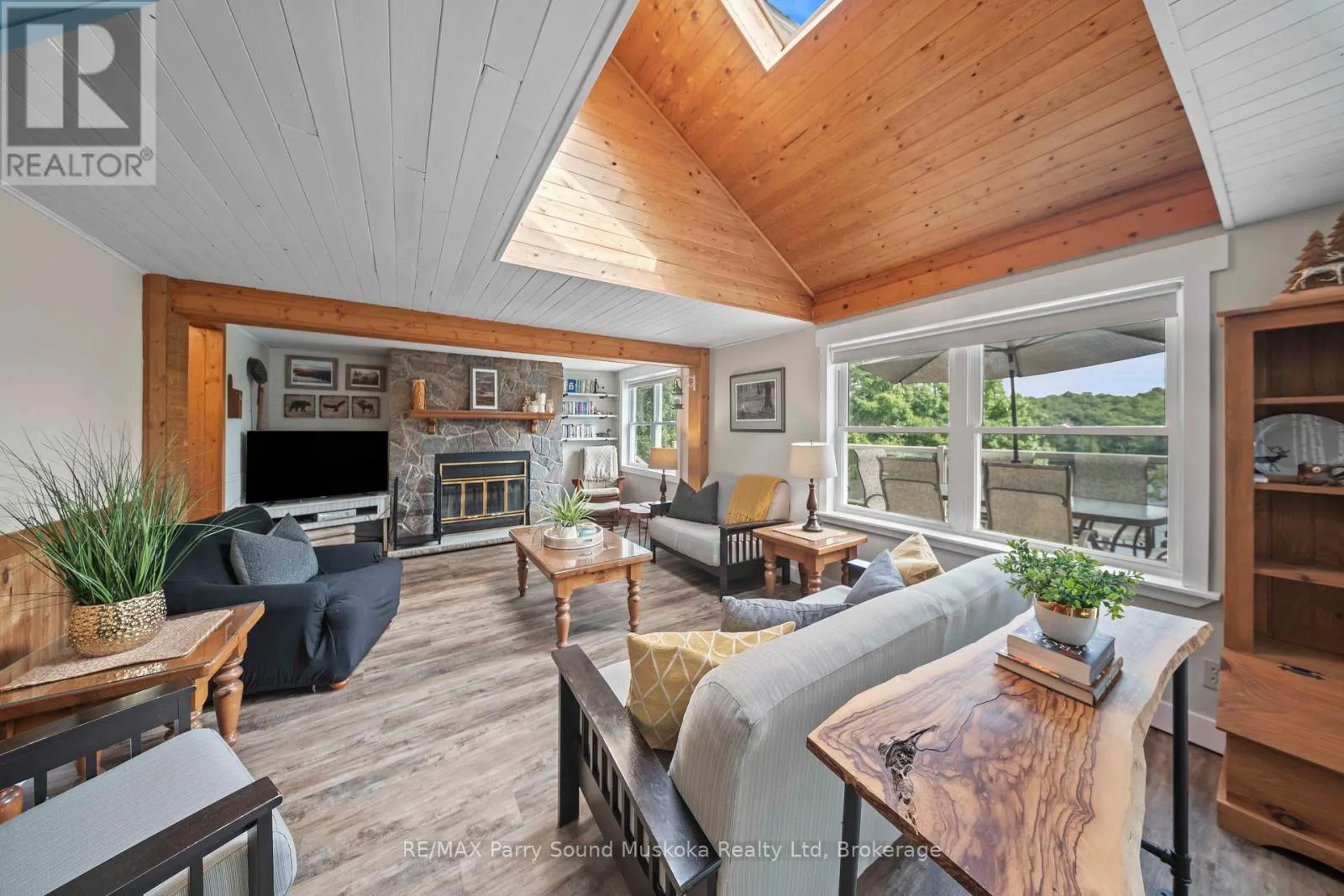 16 GOLDEN HORSESHOE LANE
