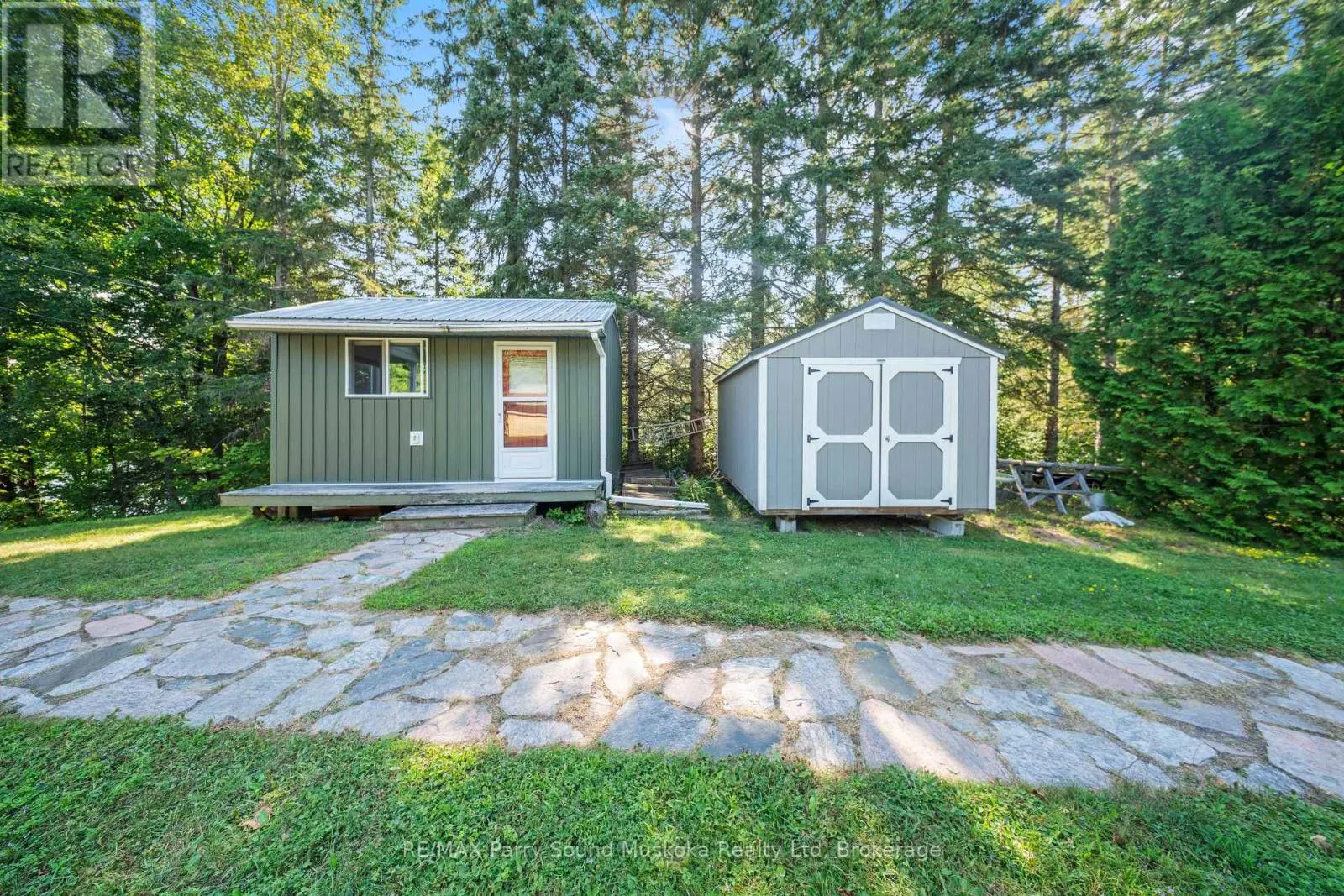 16 GOLDEN HORSESHOE LANE