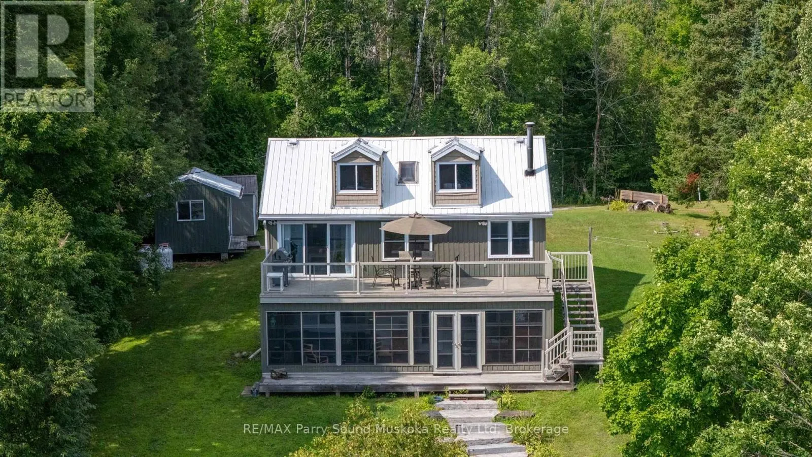 16 GOLDEN HORSESHOE LANE