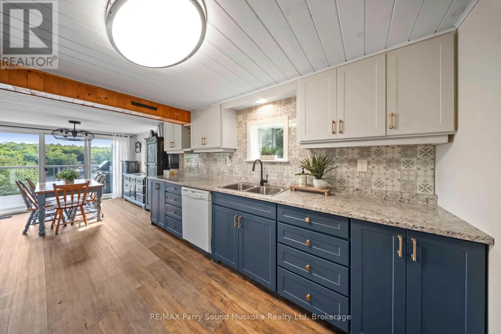 16 GOLDEN HORSESHOE LANE