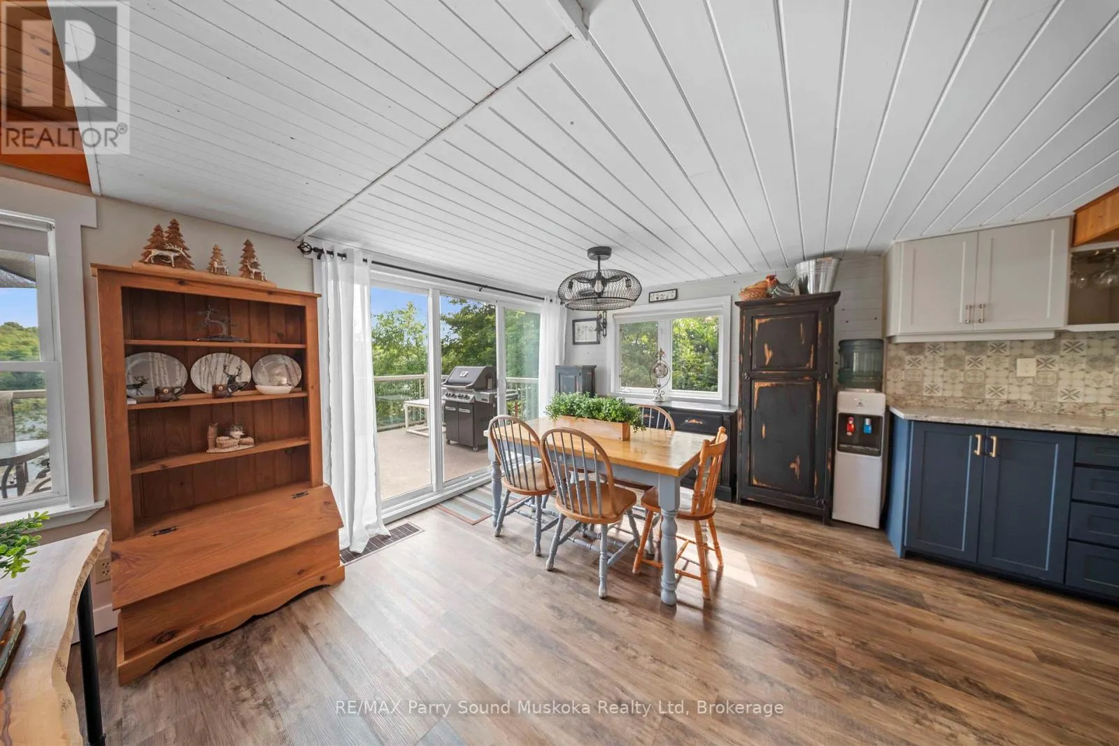 16 GOLDEN HORSESHOE LANE