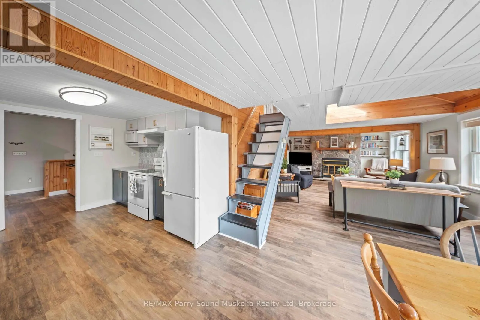16 GOLDEN HORSESHOE LANE