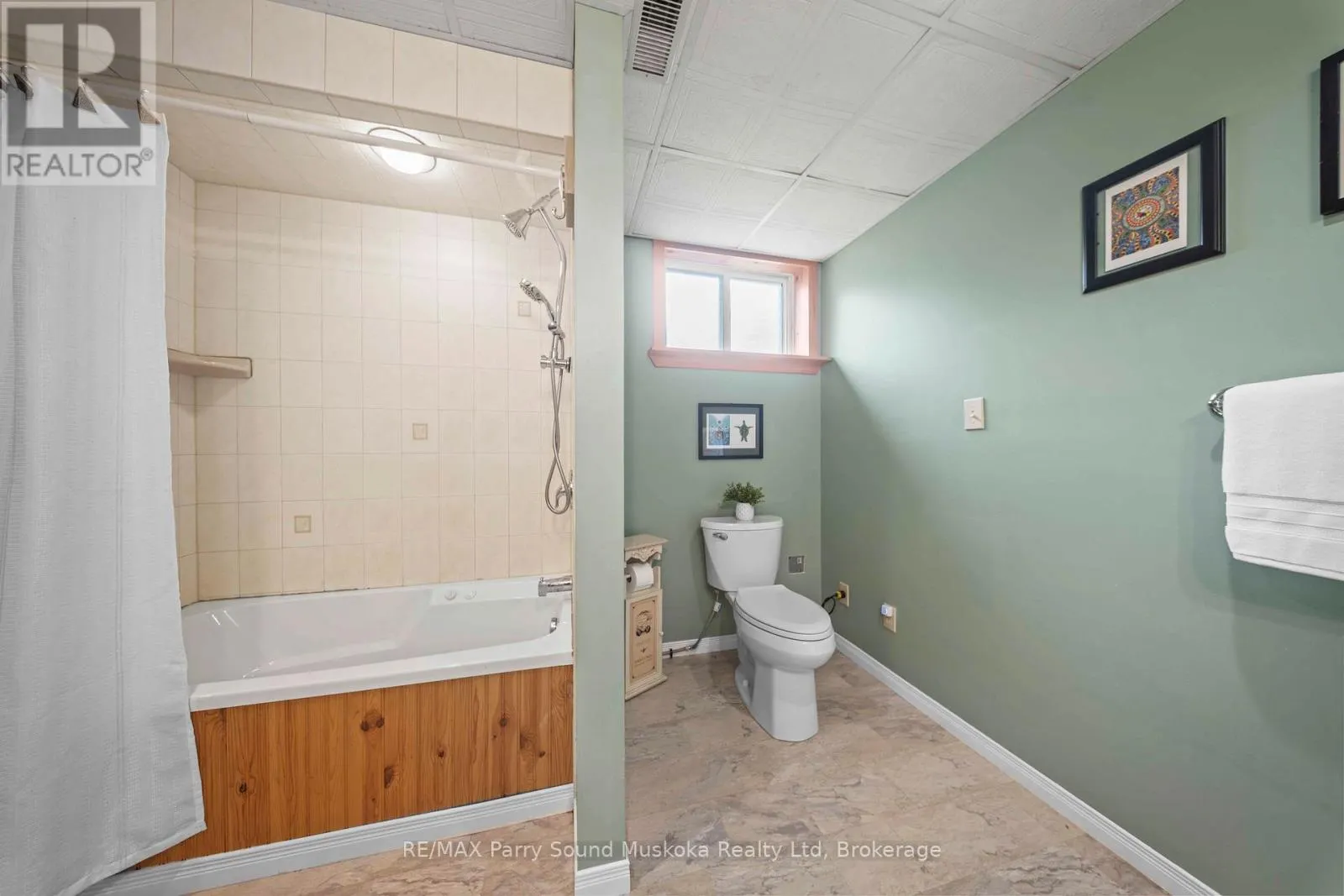 16 GOLDEN HORSESHOE LANE