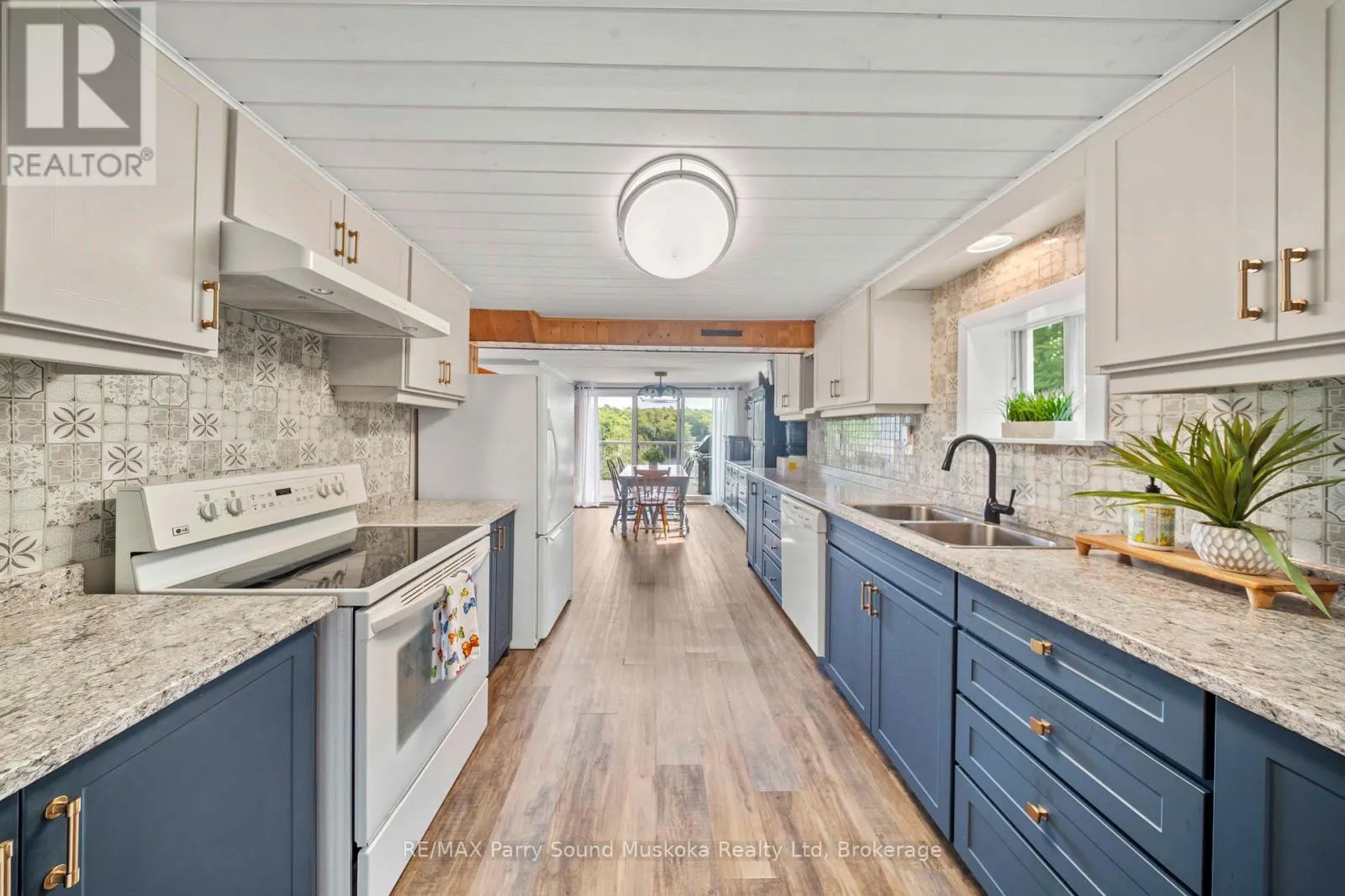 16 GOLDEN HORSESHOE LANE