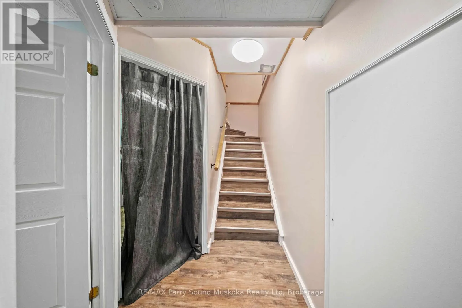 16 GOLDEN HORSESHOE LANE