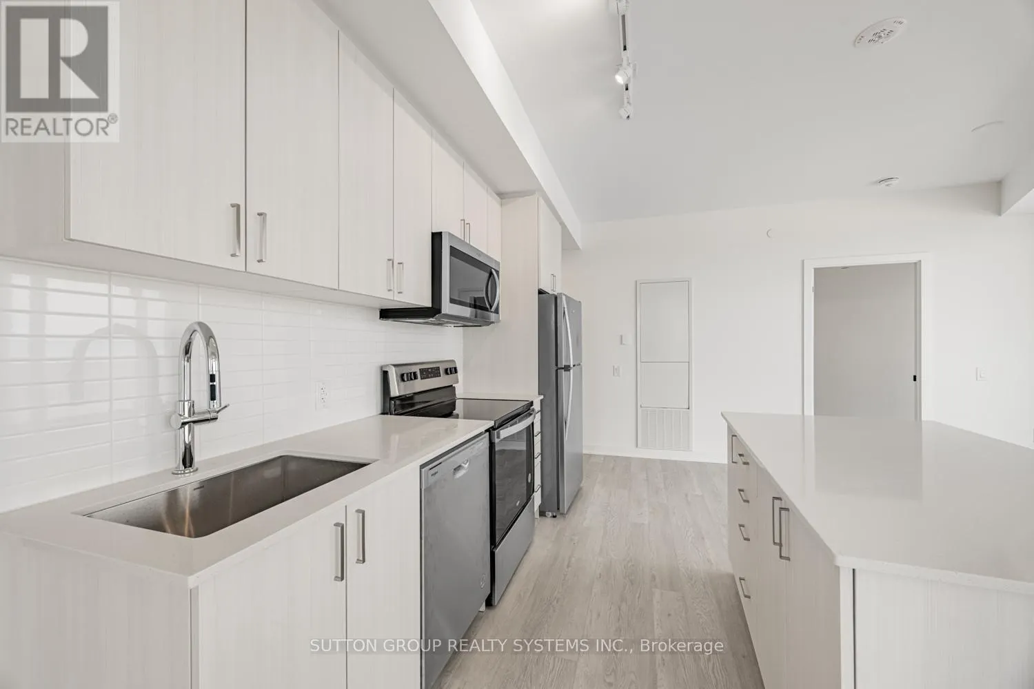 916 - 2782 BARTON STREET E