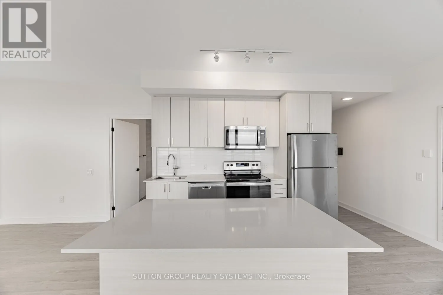 916 - 2782 BARTON STREET E