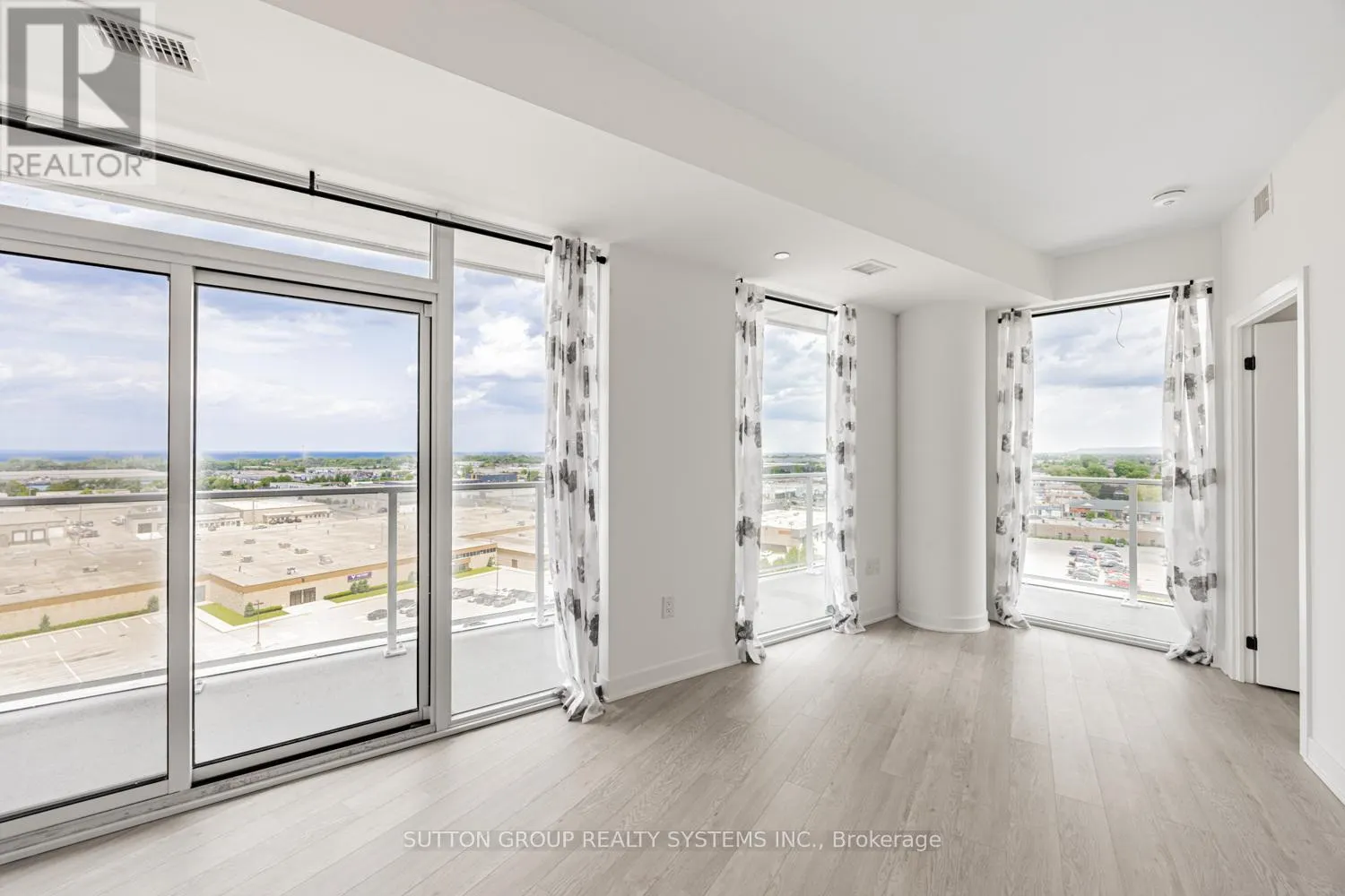 916 - 2782 BARTON STREET E