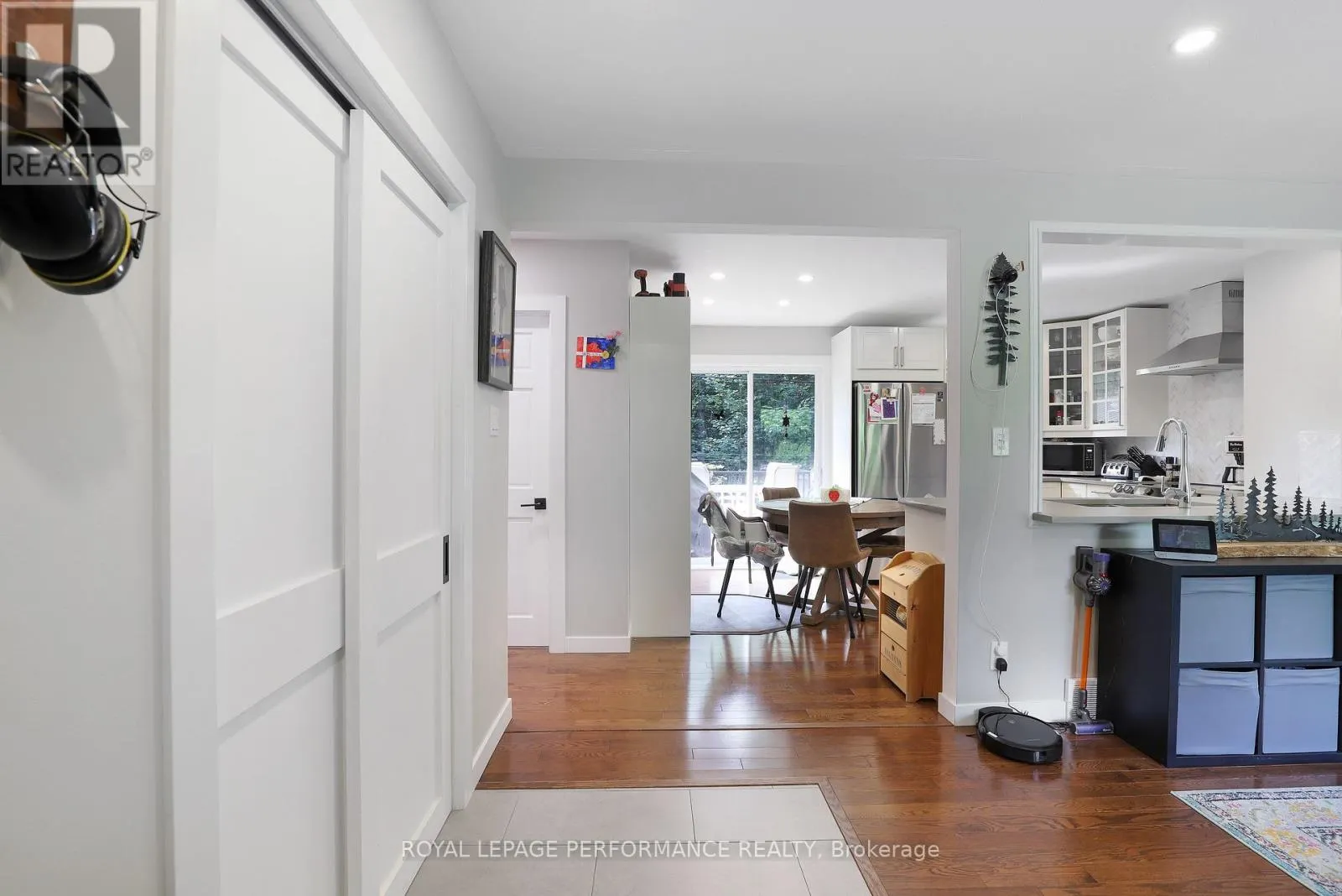 MAIN FLOOR - 926 CHARLESWOOD AVENUE