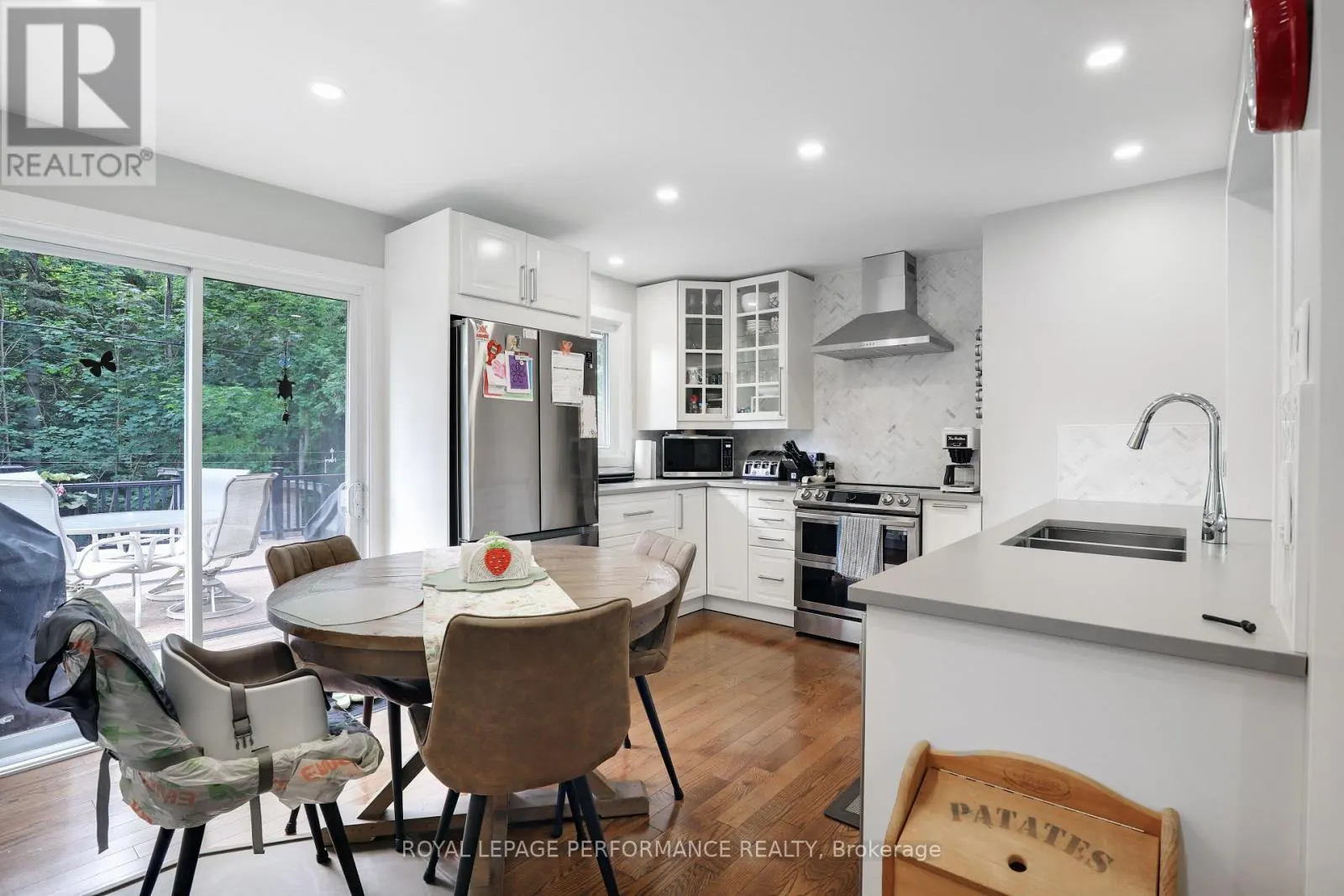 MAIN FLOOR - 926 CHARLESWOOD AVENUE