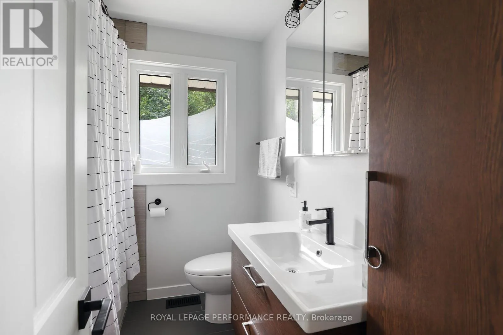 MAIN FLOOR - 926 CHARLESWOOD AVENUE