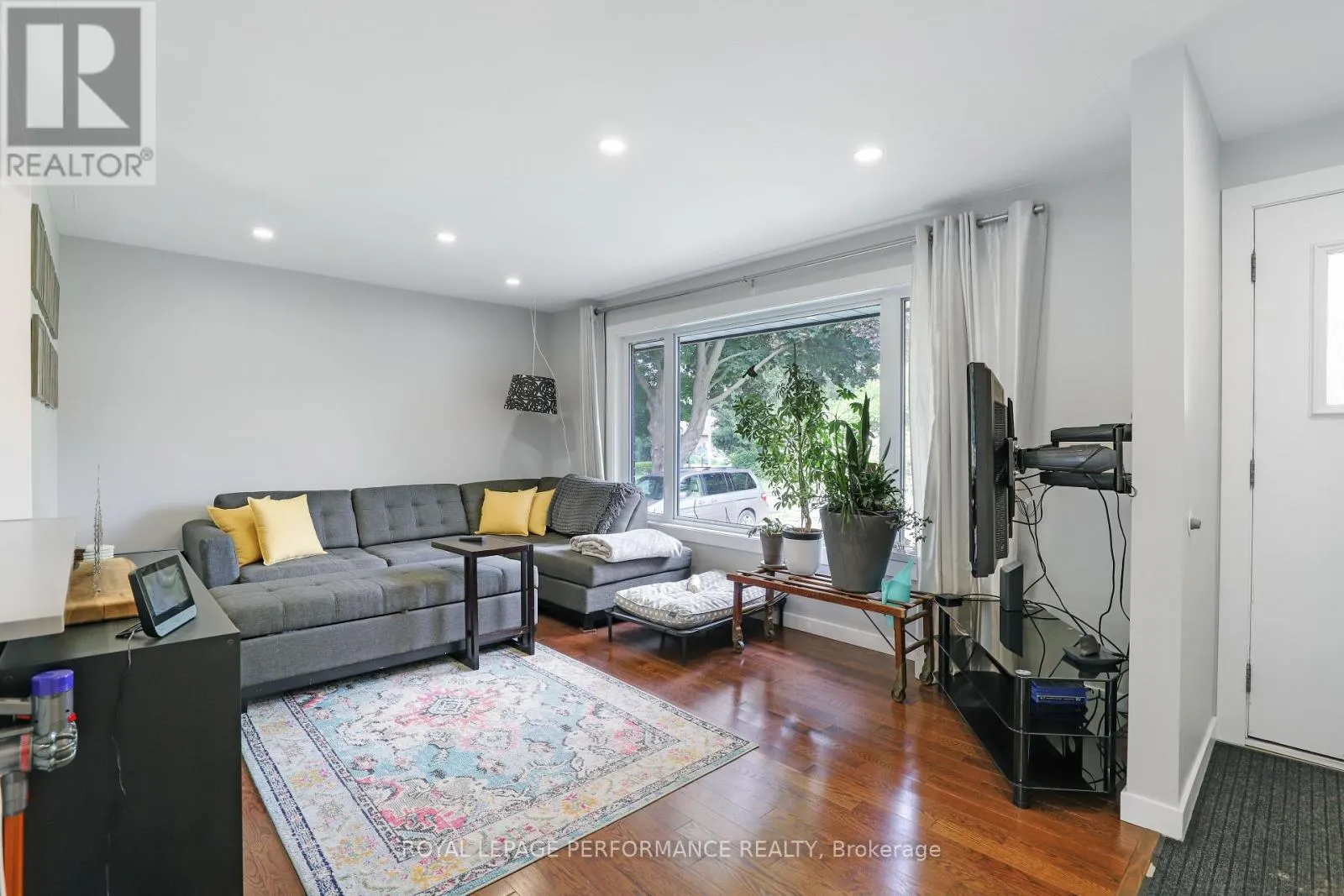 MAIN FLOOR - 926 CHARLESWOOD AVENUE