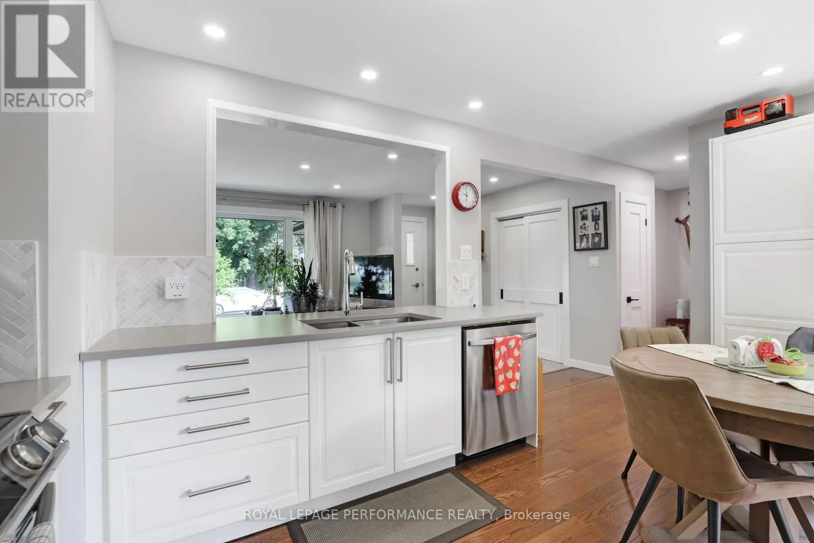 MAIN FLOOR - 926 CHARLESWOOD AVENUE