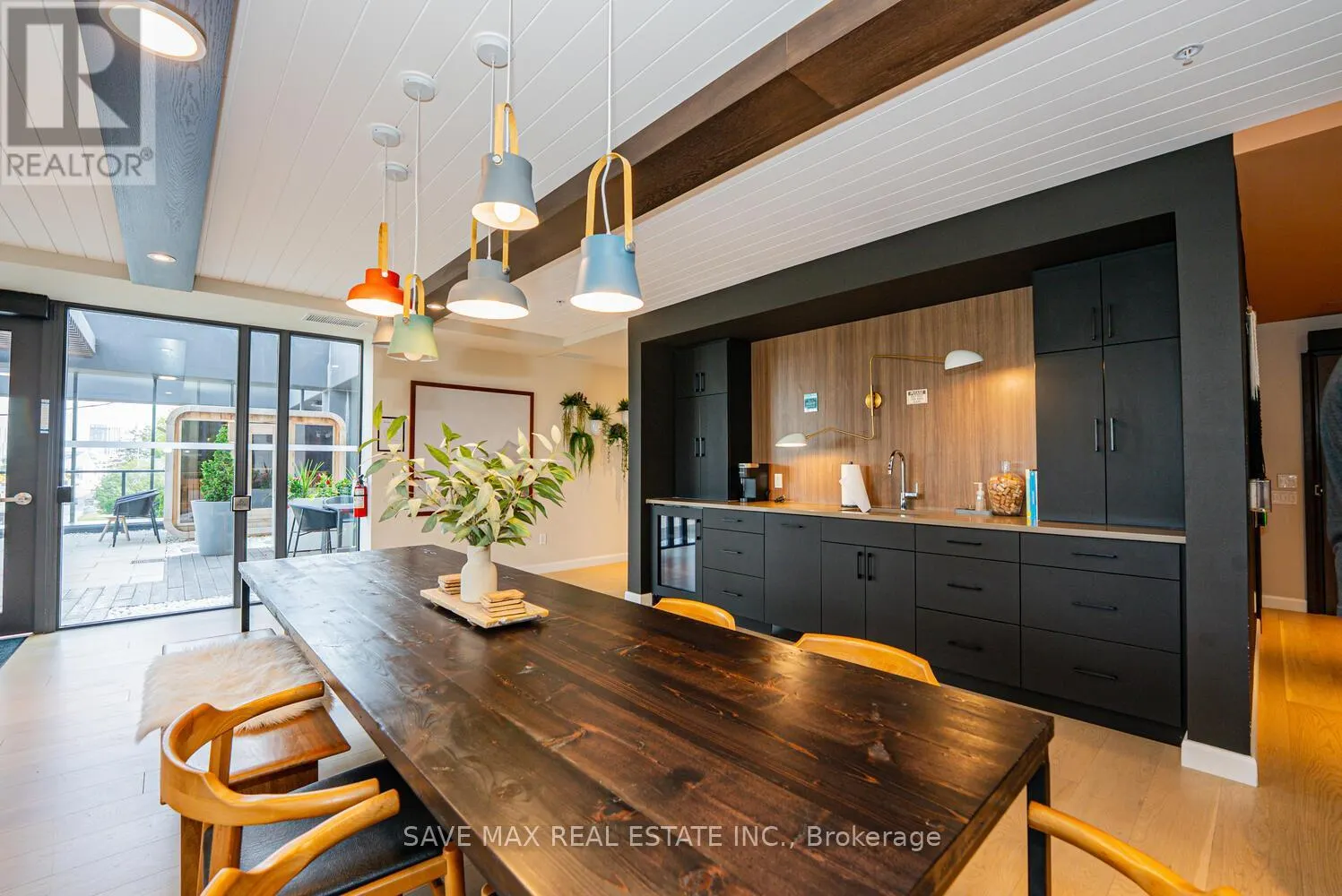 411 - 741 KING STREET W