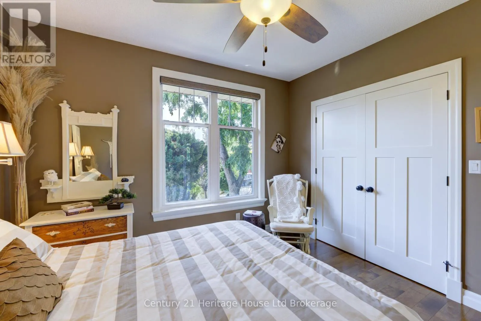 563 LAKEVIEW DRIVE