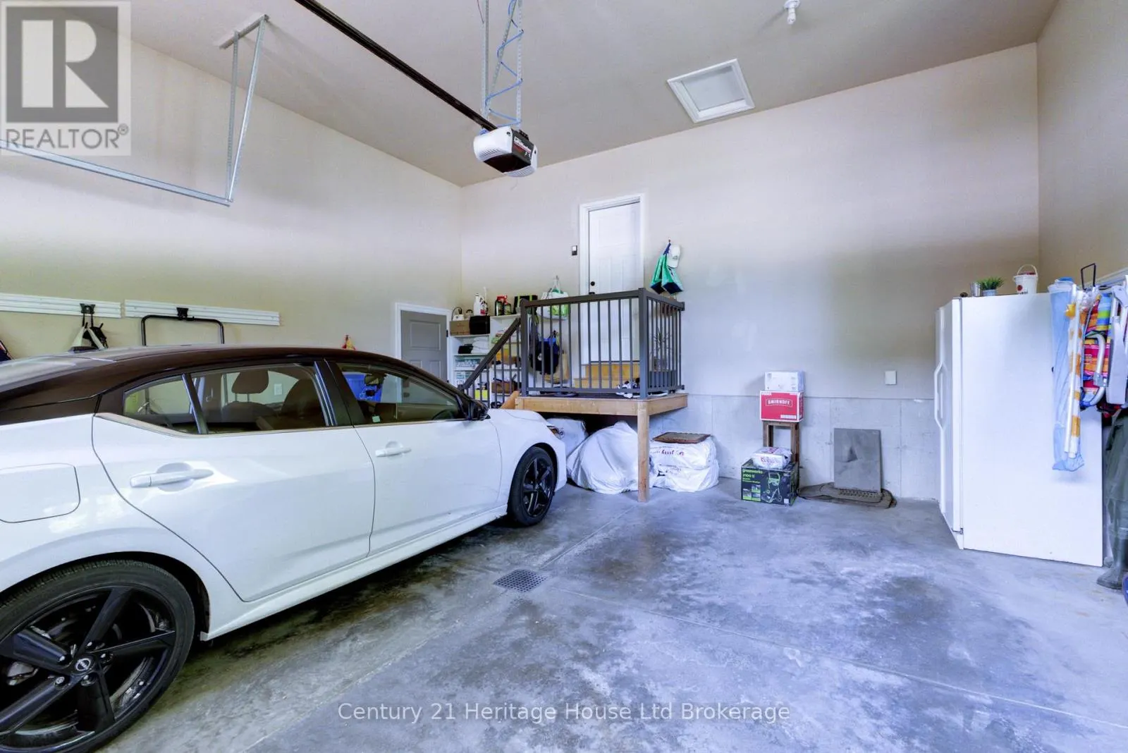 563 LAKEVIEW DRIVE