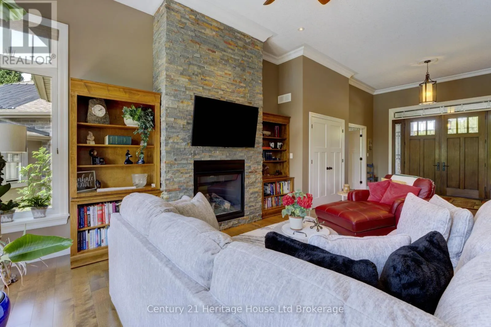 563 LAKEVIEW DRIVE