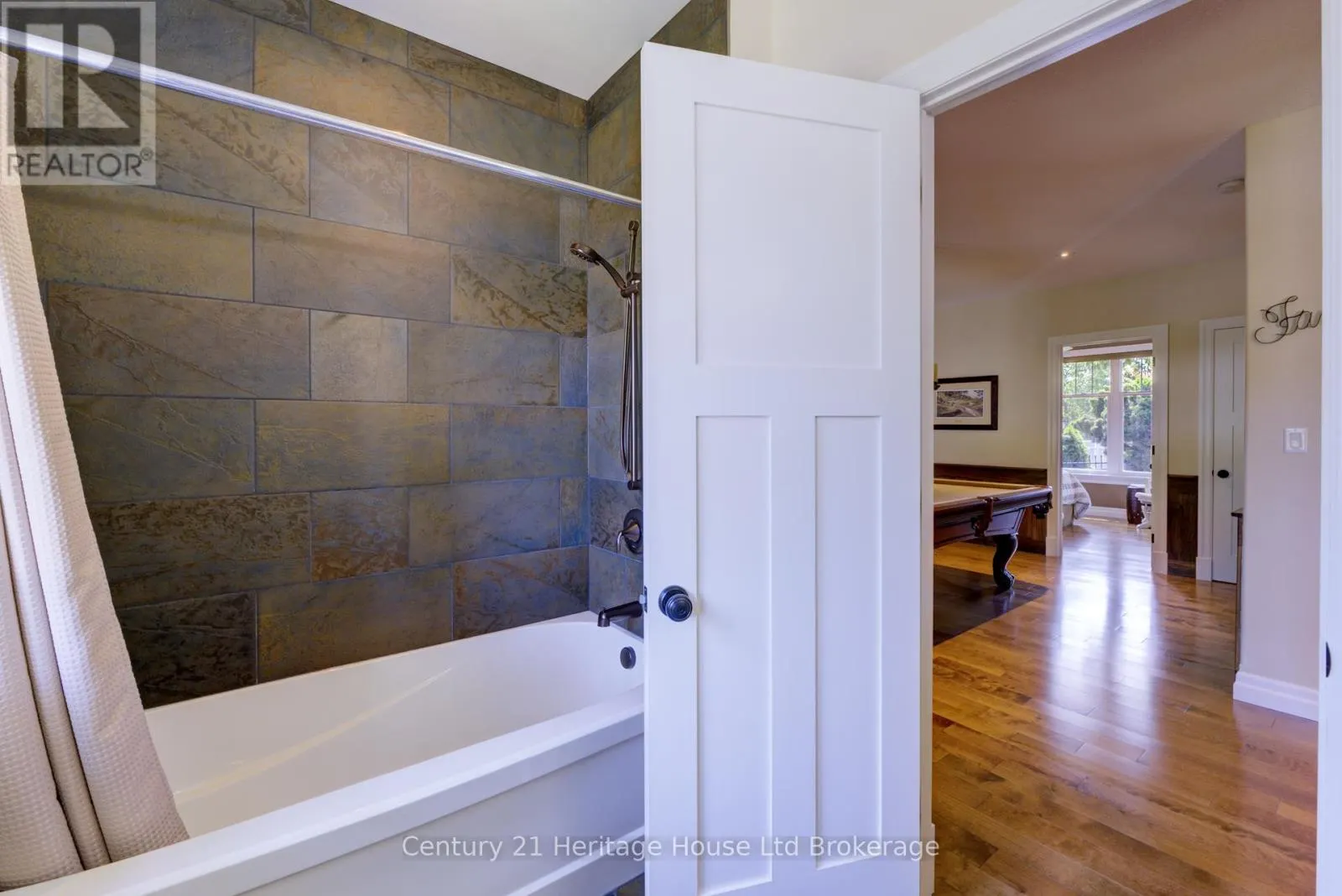 563 LAKEVIEW DRIVE