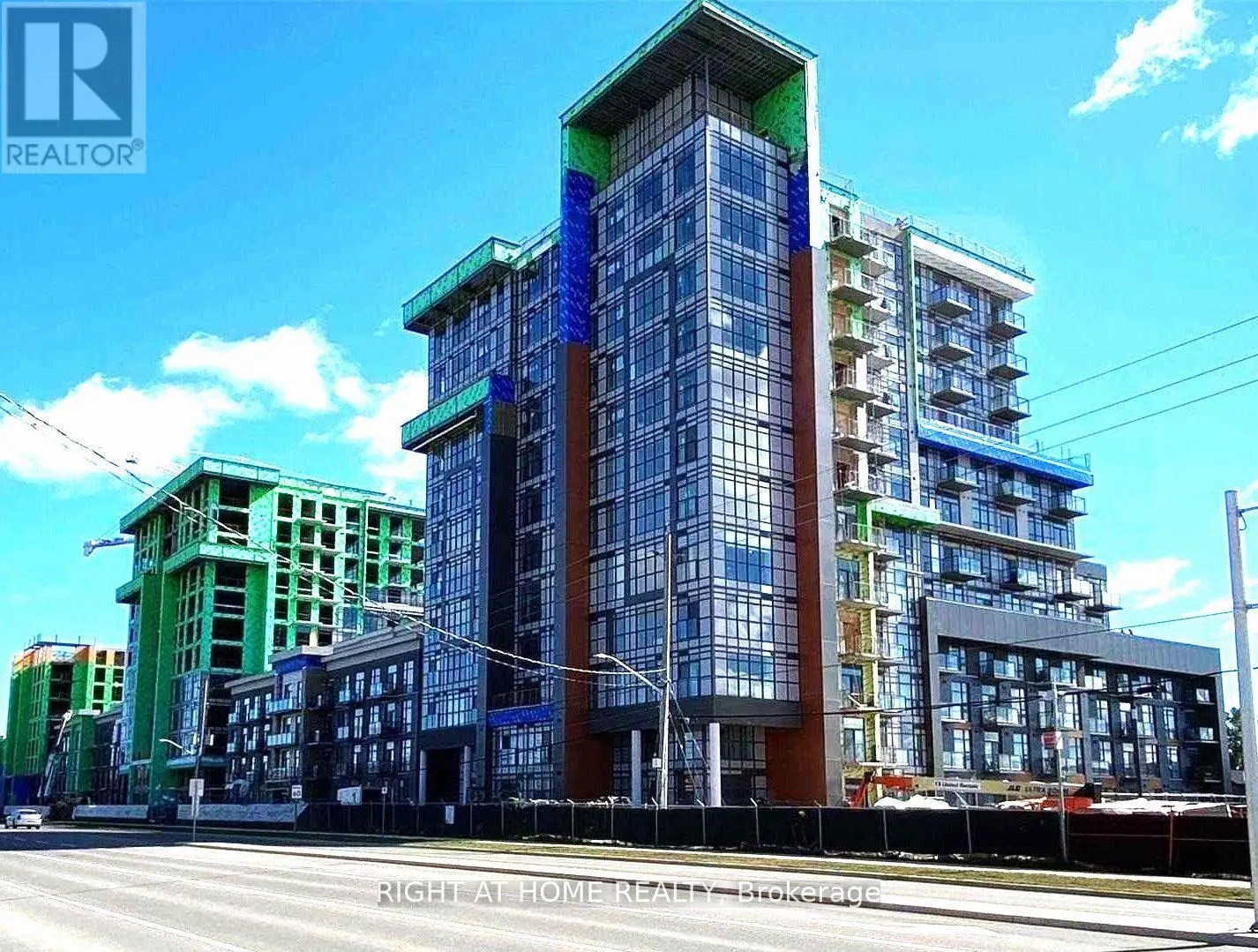 912 - 450 DUNDAS STREET E