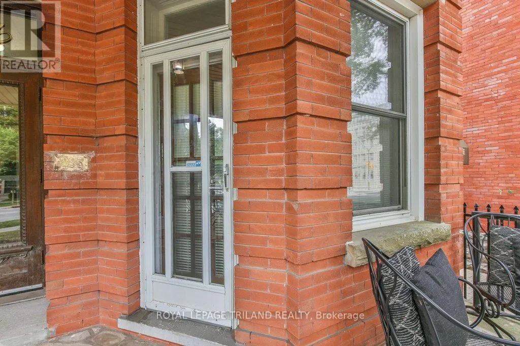 101 - 285 QUEENS AVENUE, #101