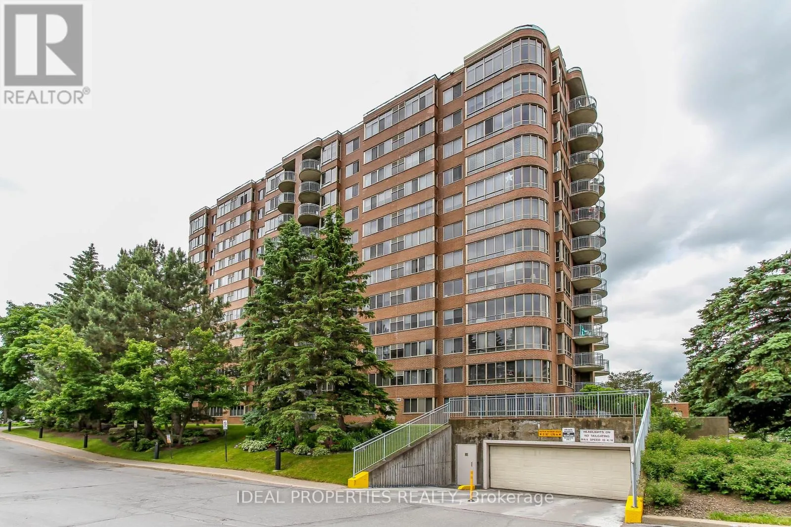 809 - 100 GRANT CARMAN DRIVE N