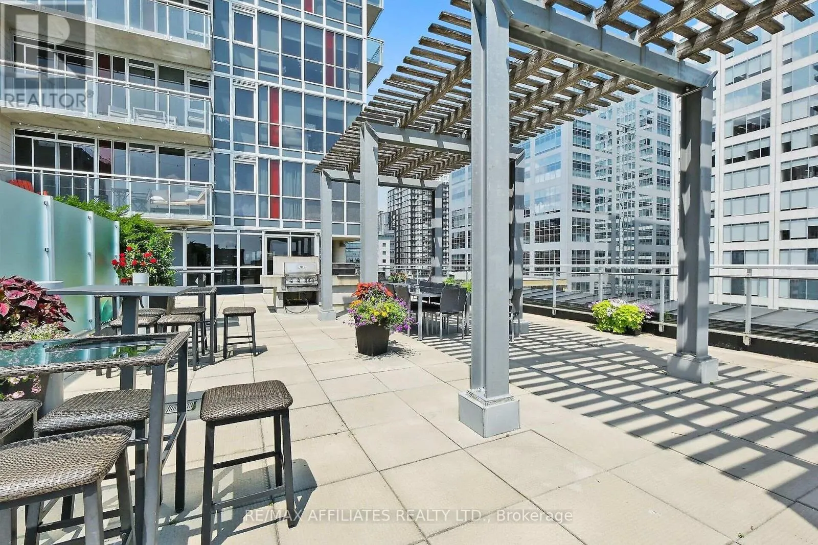 1201 - 324 LAURIER AVENUE W