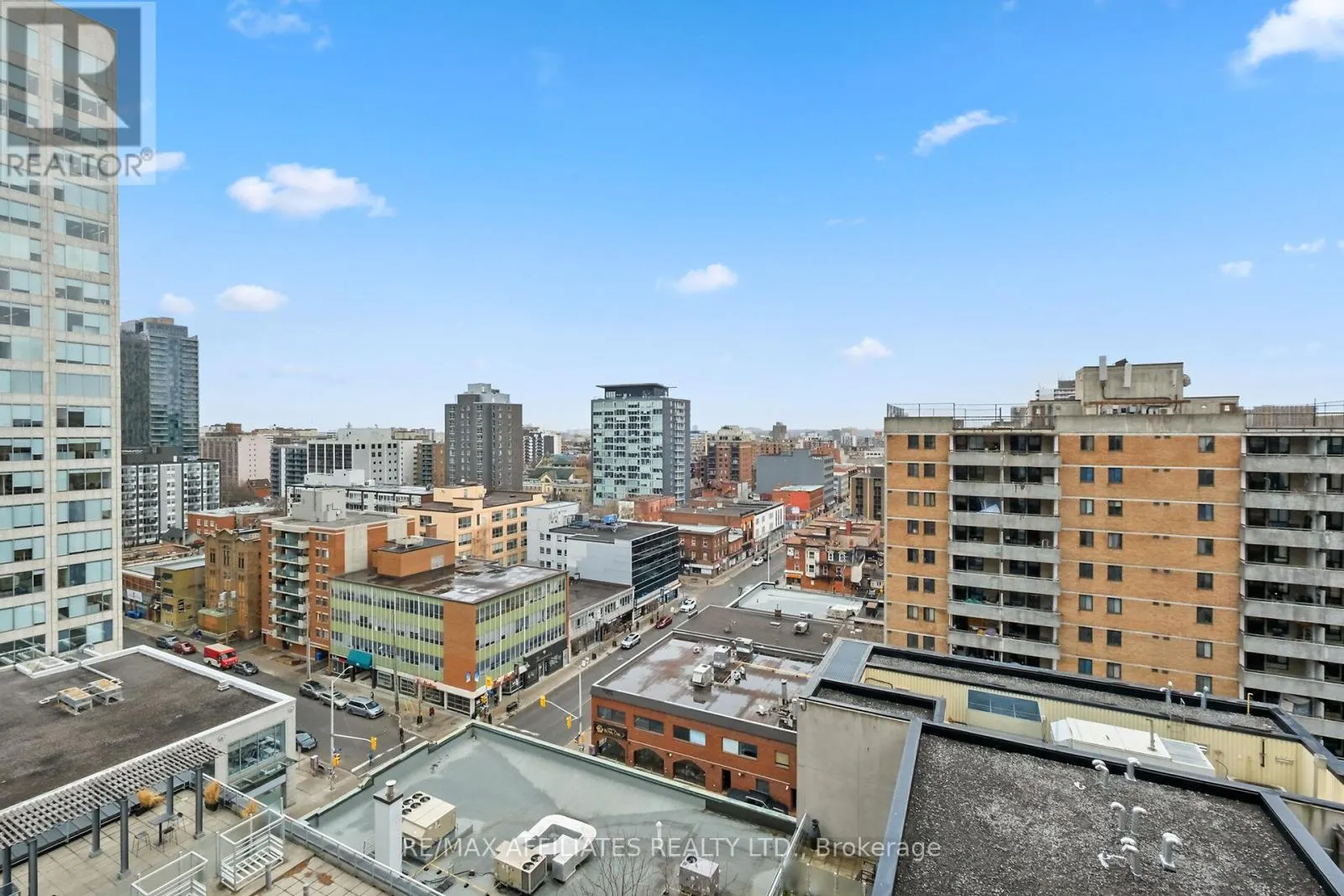 1201 - 324 LAURIER AVENUE W
