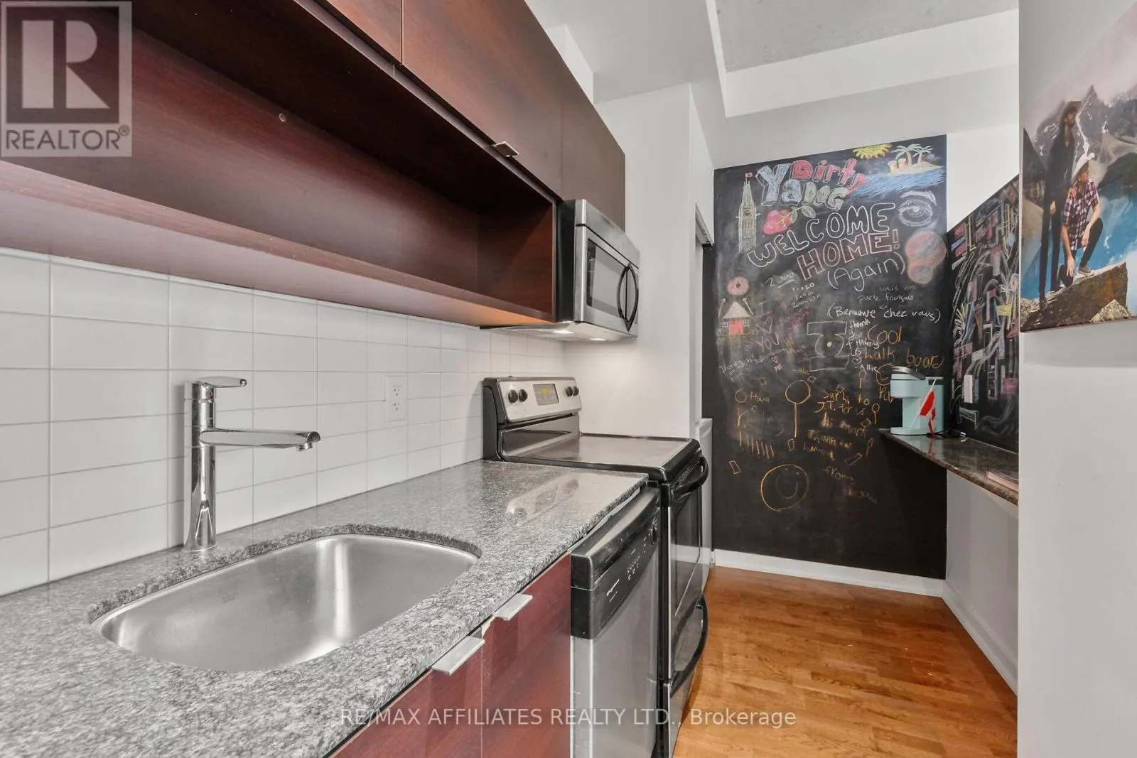 1201 - 324 LAURIER AVENUE W