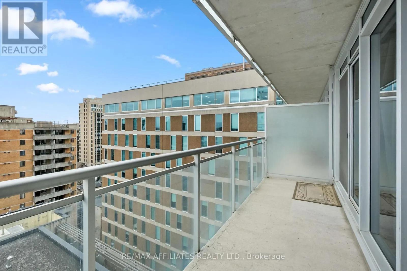1201 - 324 LAURIER AVENUE W