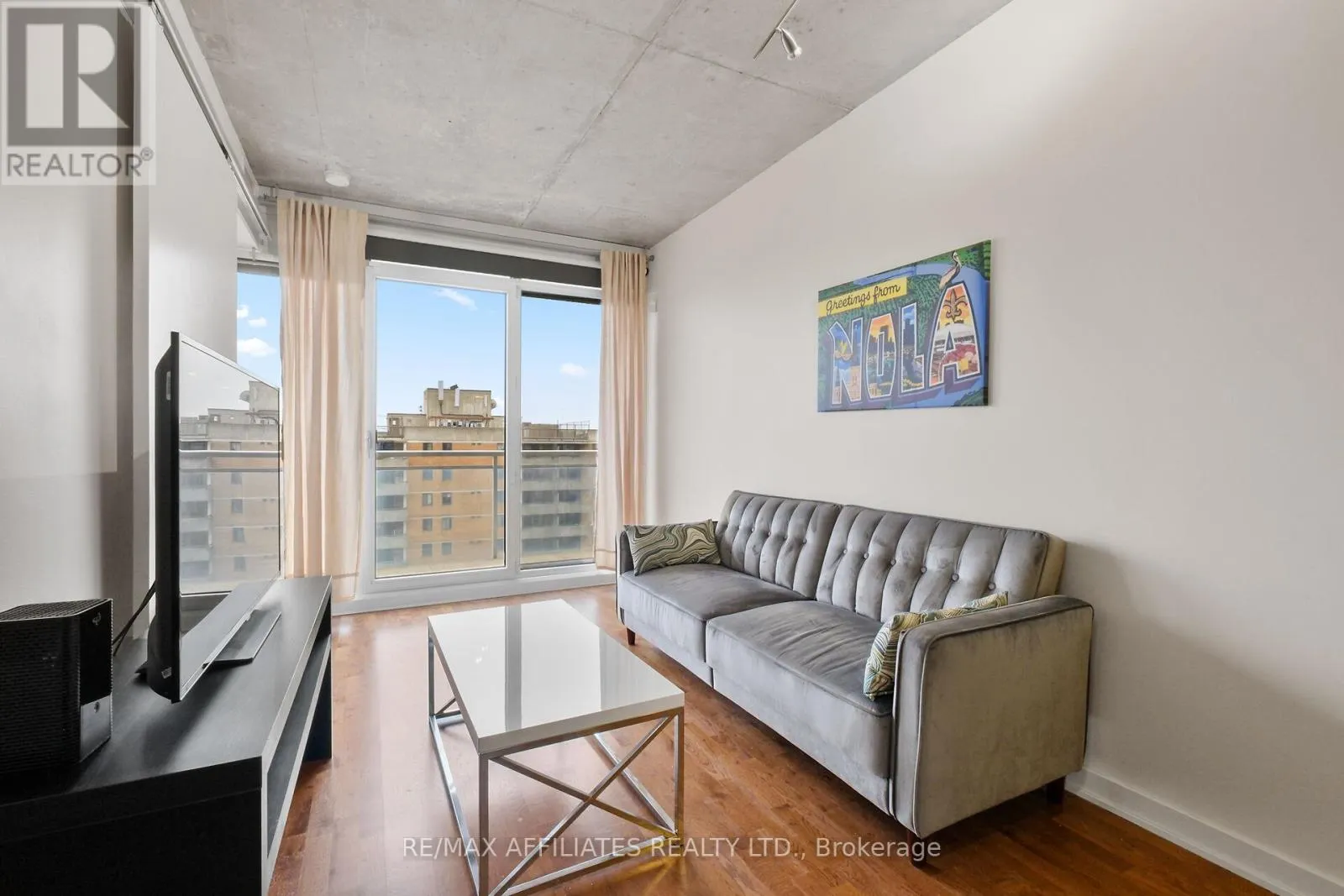 1201 - 324 LAURIER AVENUE W