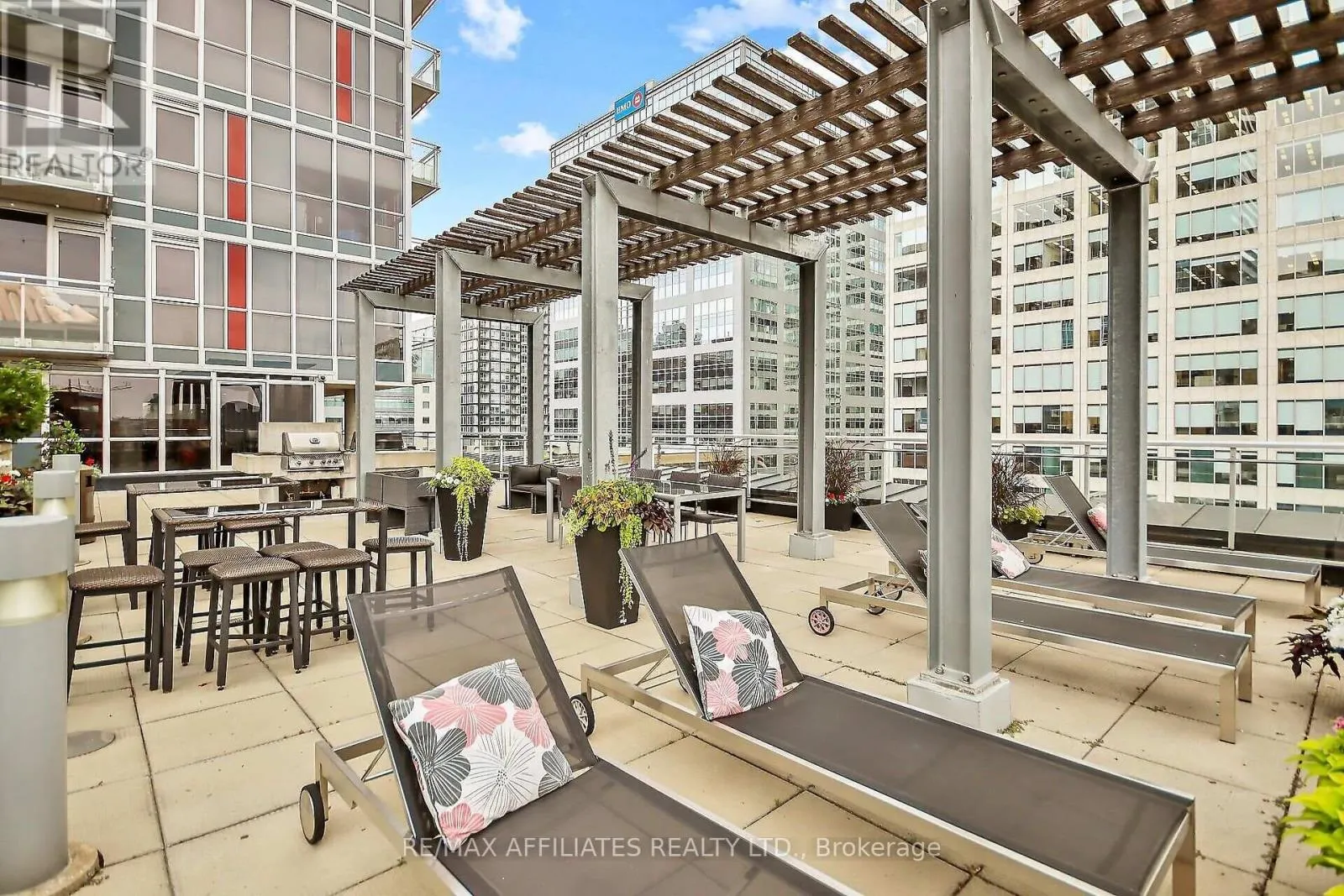 1201 - 324 LAURIER AVENUE W