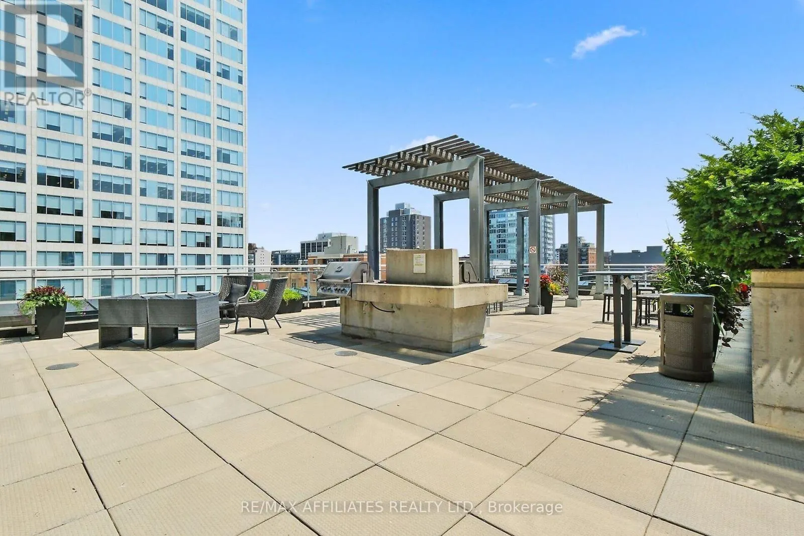 1201 - 324 LAURIER AVENUE W