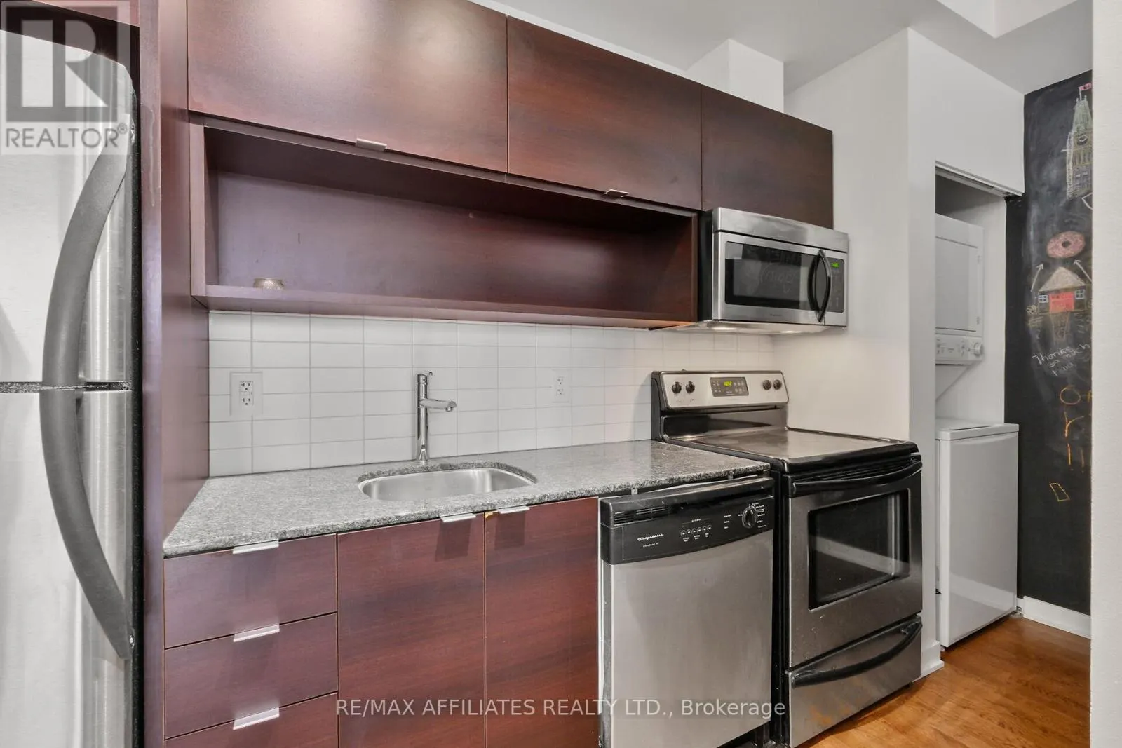 1201 - 324 LAURIER AVENUE W